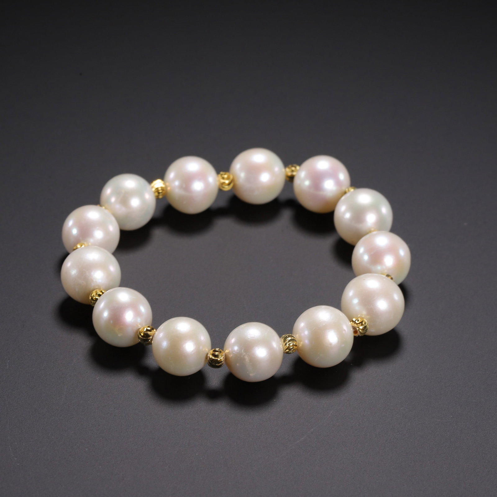 A PEARL BRACELETS: 东珠手串 A pearl bracelets Diam.1.5cm