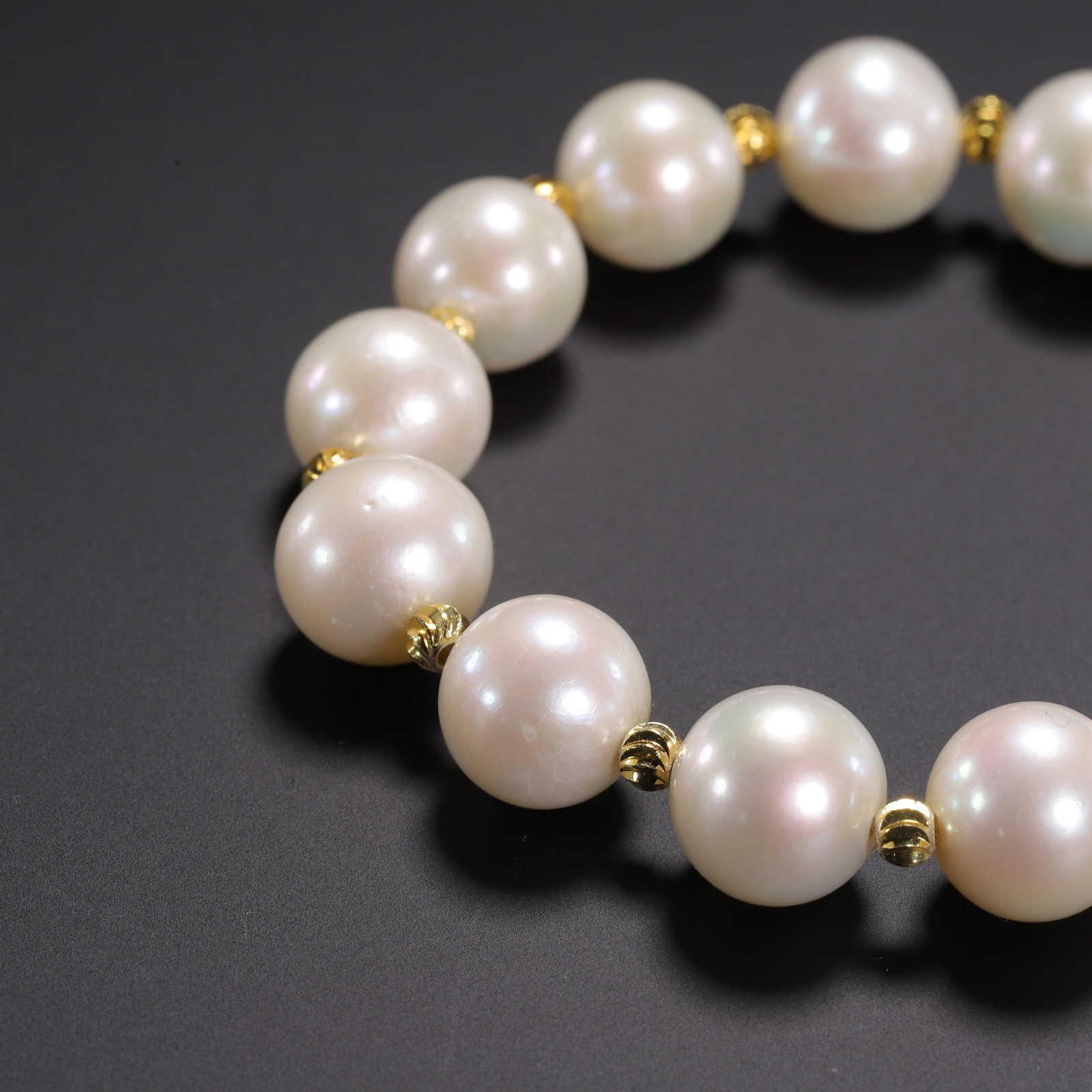 A PEARL BRACELETS - 8