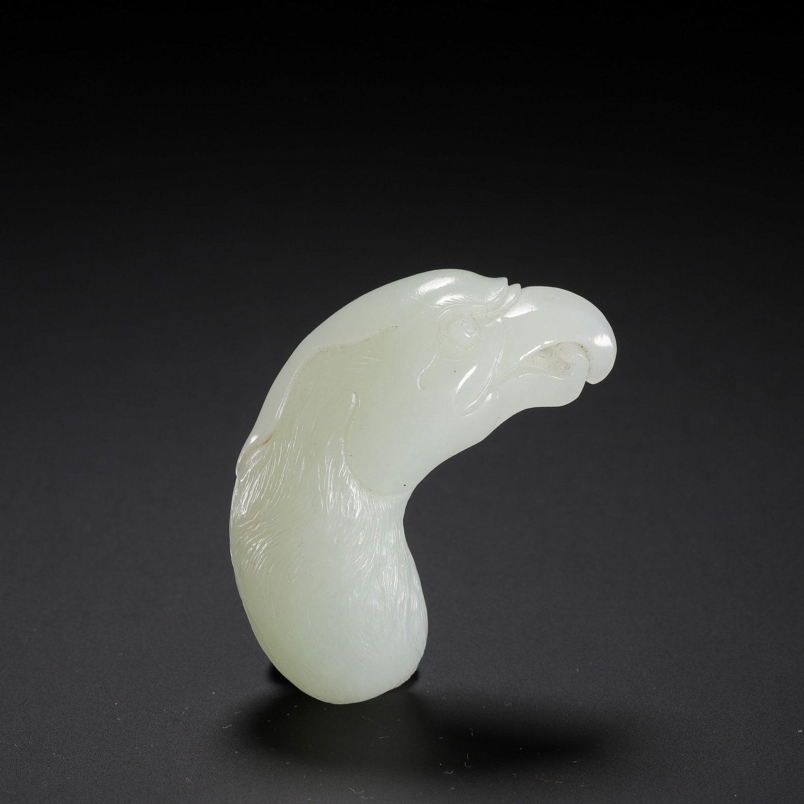 A JADE EAGLE: 和田玉鹰首 A jade eagle Lg.5cm Ht.3cm