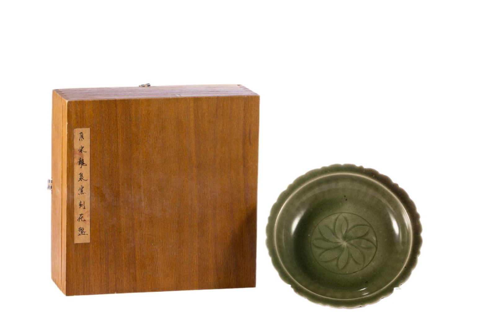 A LONGQUAN DISH: 龙泉窑刻花盘 A Longquan dish Diam.21cm