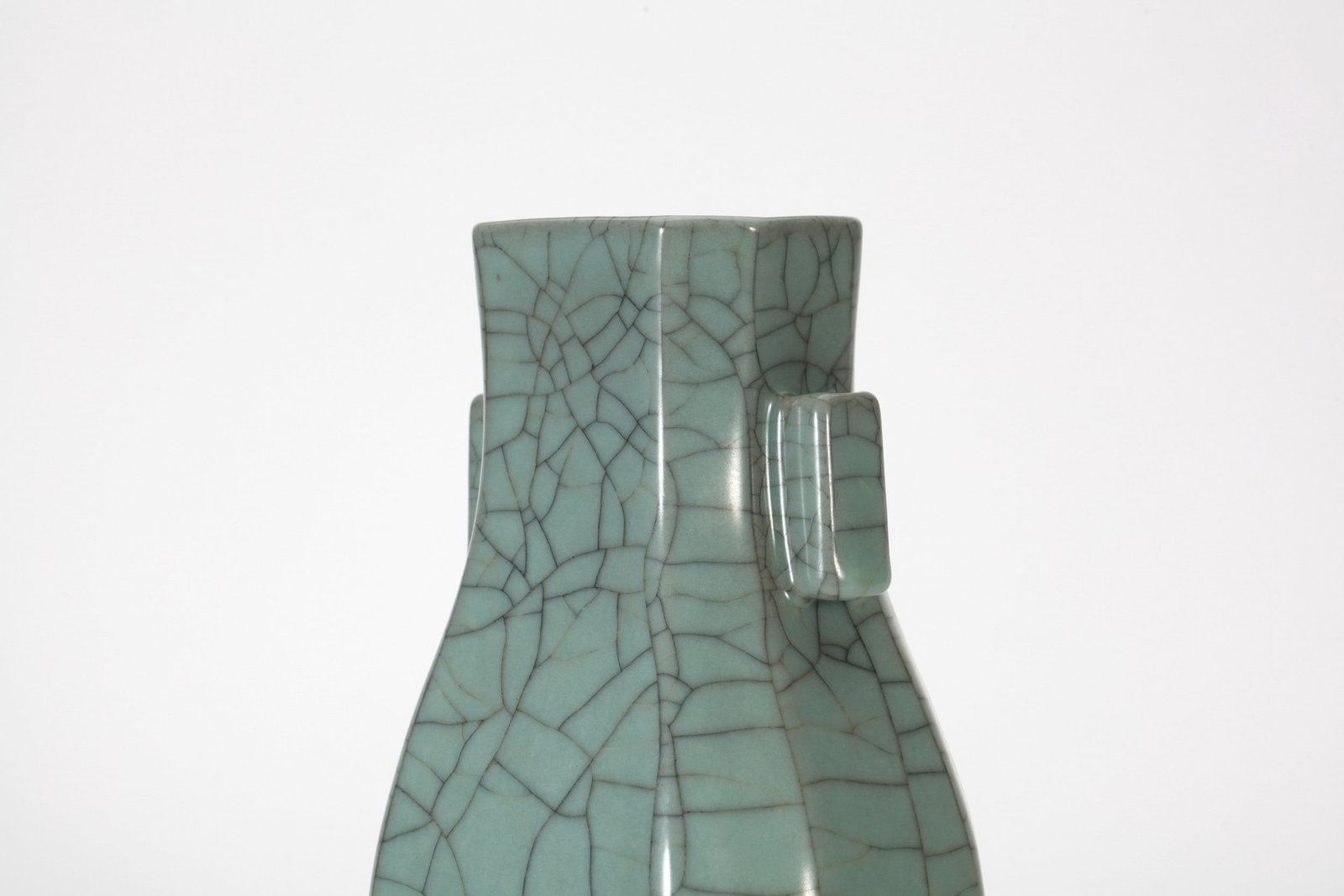 A GUAN VASE - 9