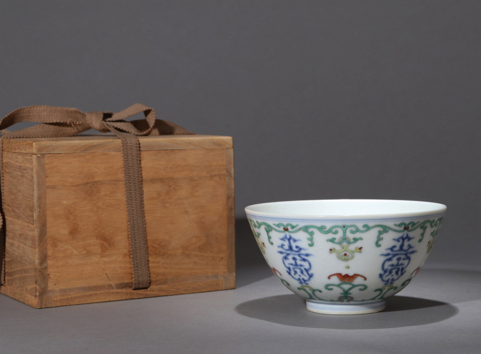 A DOUCAI BOWL: 道光 斗彩贯套花碗 A doucai bowl Diam.13cm Ht.6.5cm