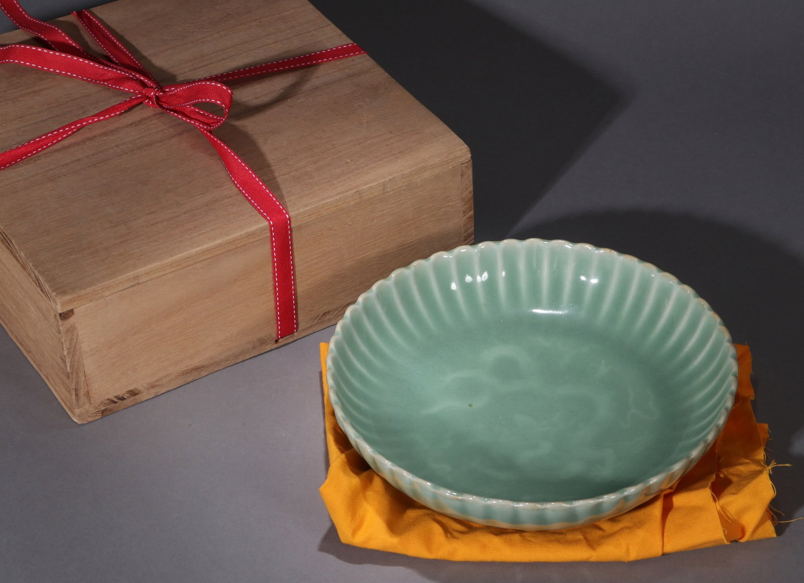 A LONGQUAN DRAGON DISH: 明 龙泉窑暗刻龙纹花口盘 A Longquan dragon dish Diam.20.5cm