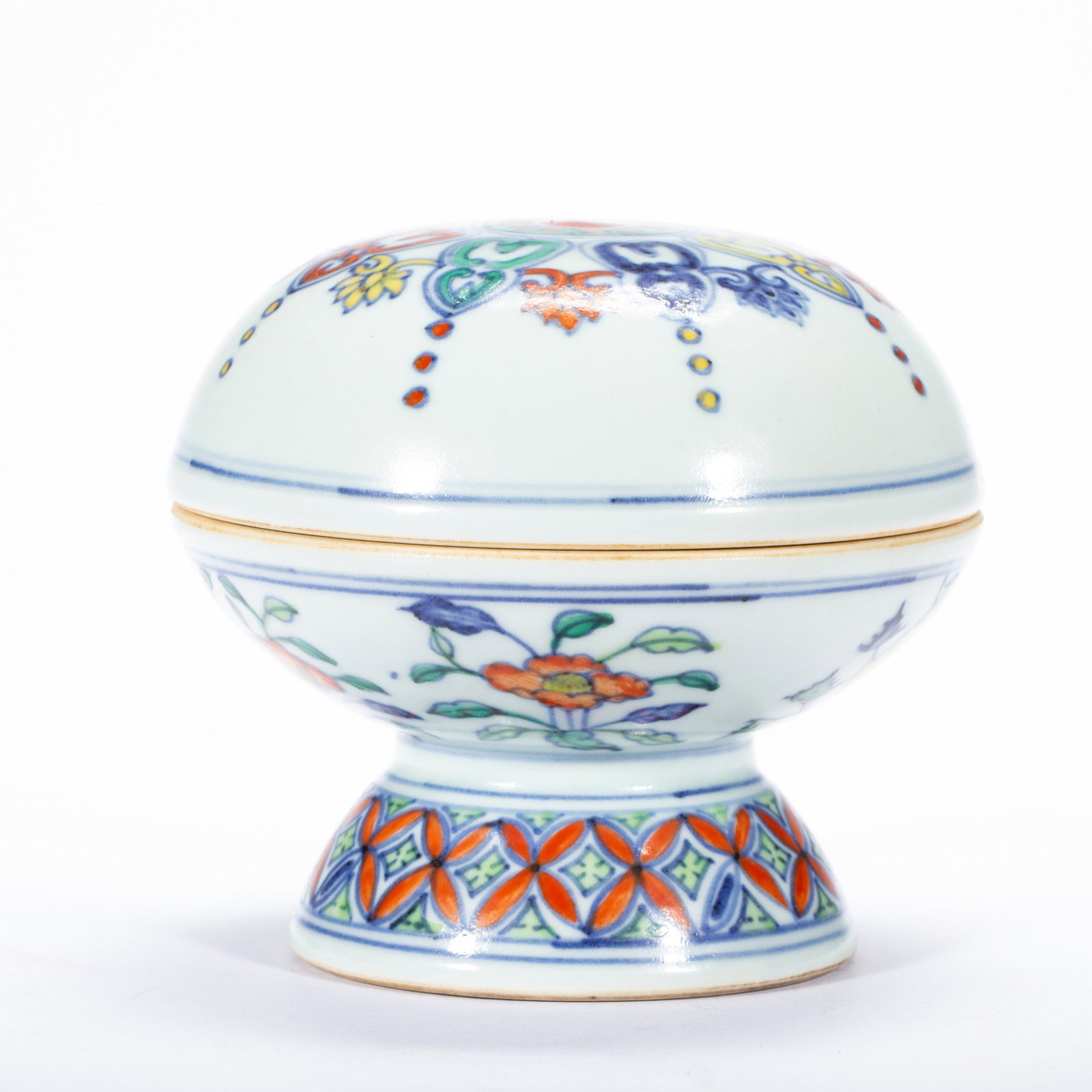A DOUCAI BOWL: 清 斗彩盖碗 A doucai bowl Diam.13cm Ht.11cm