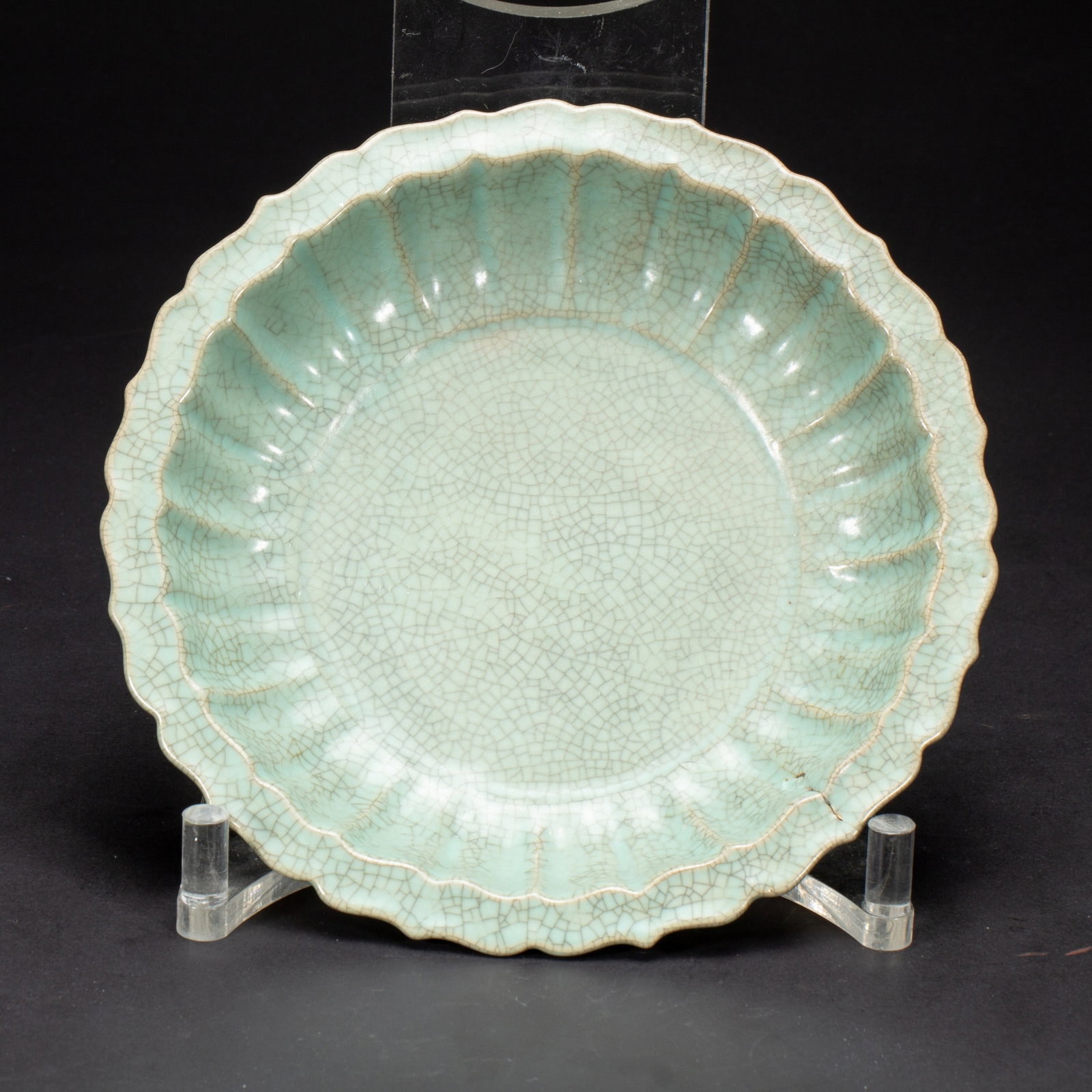 A JUN DISH: 宋 钧窑葵口盘 A Jun dish Diam.19.5cm