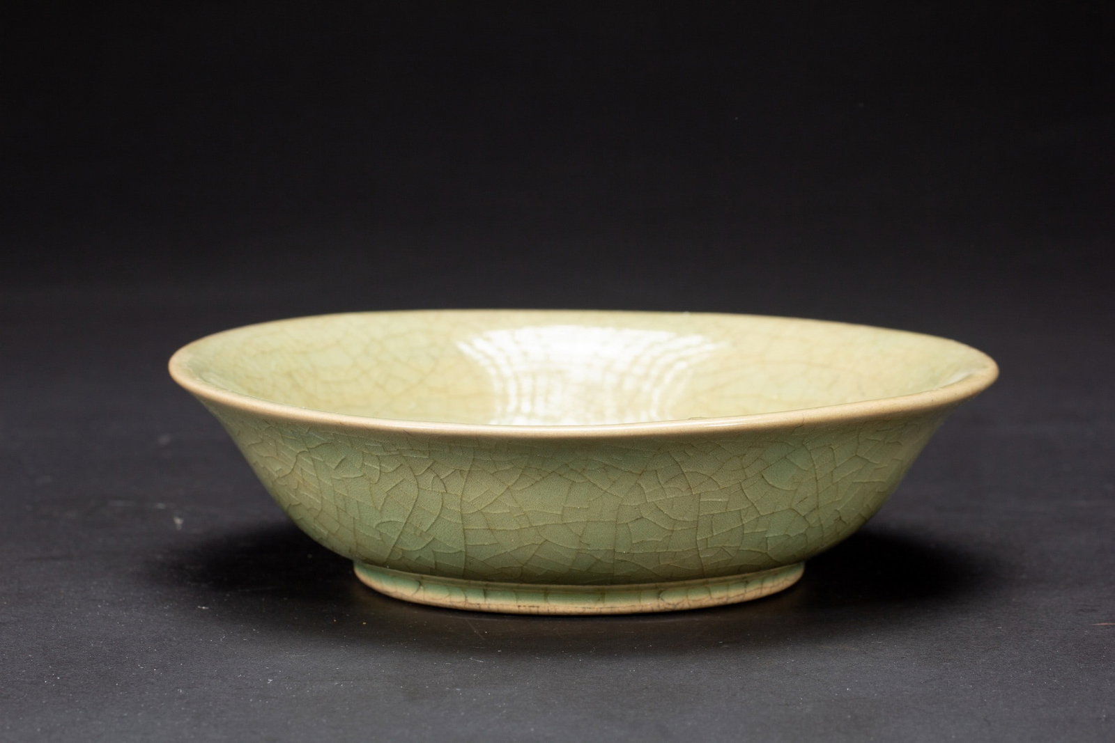 A LONGQUAN DISH: 宋 龙泉窑盘 A Longquan dish Diam.15cm