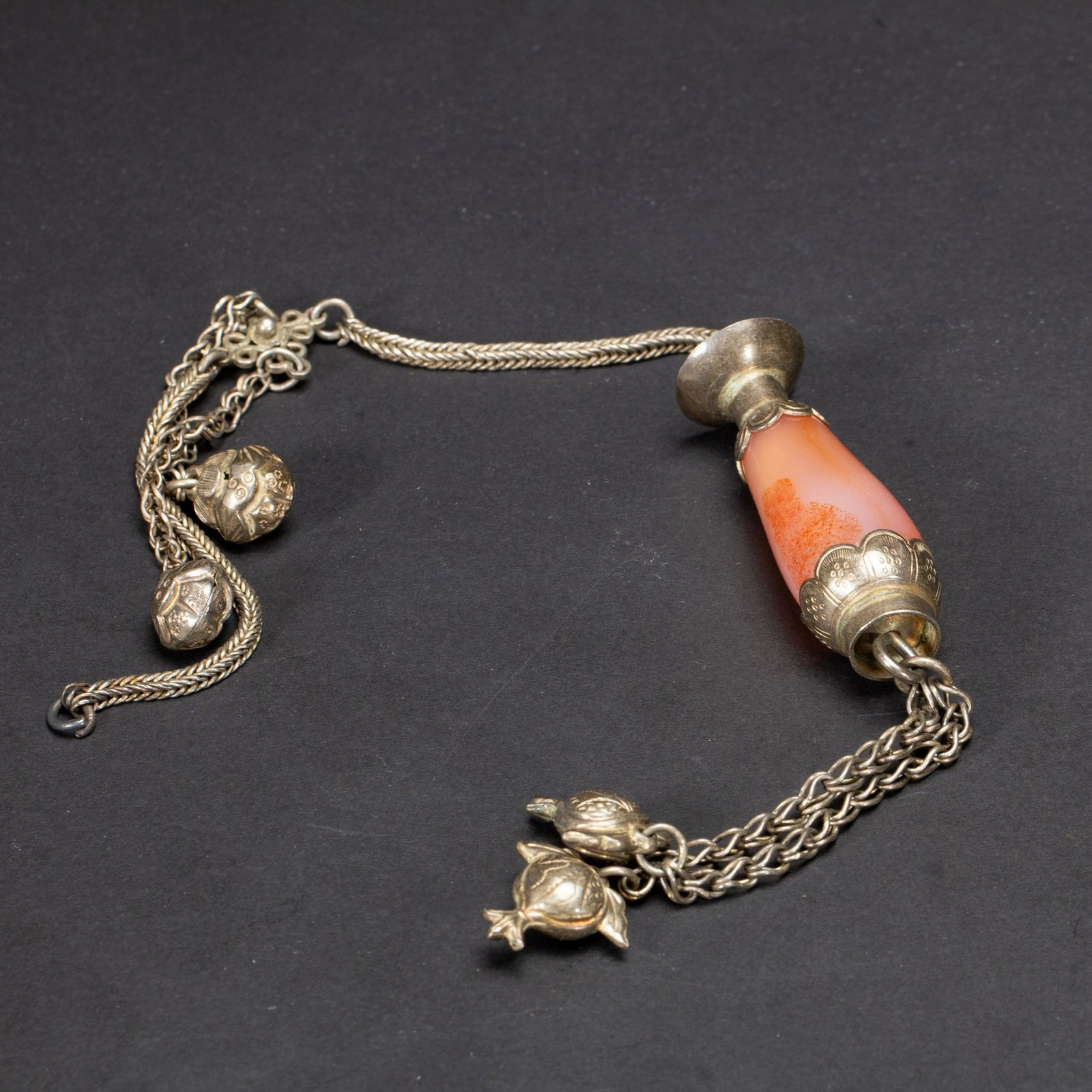 AN AGATE PENDANT: 清 玛瑙挂饰 An agate pendant Lg.5cm