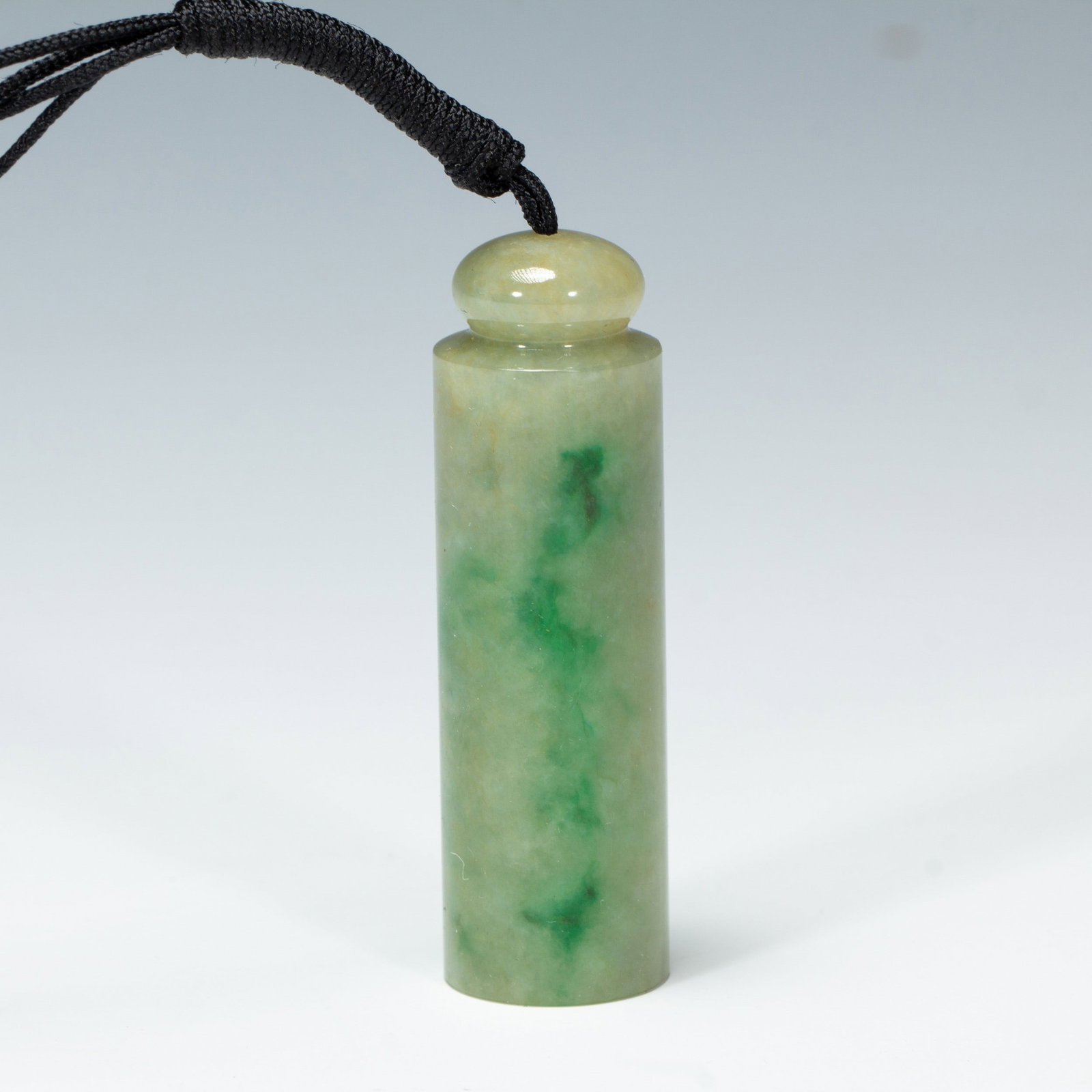 A JADE CIGARETTE HOLDER: 清 翡翠烟嘴 A jade cigarette holder Lg.5cm