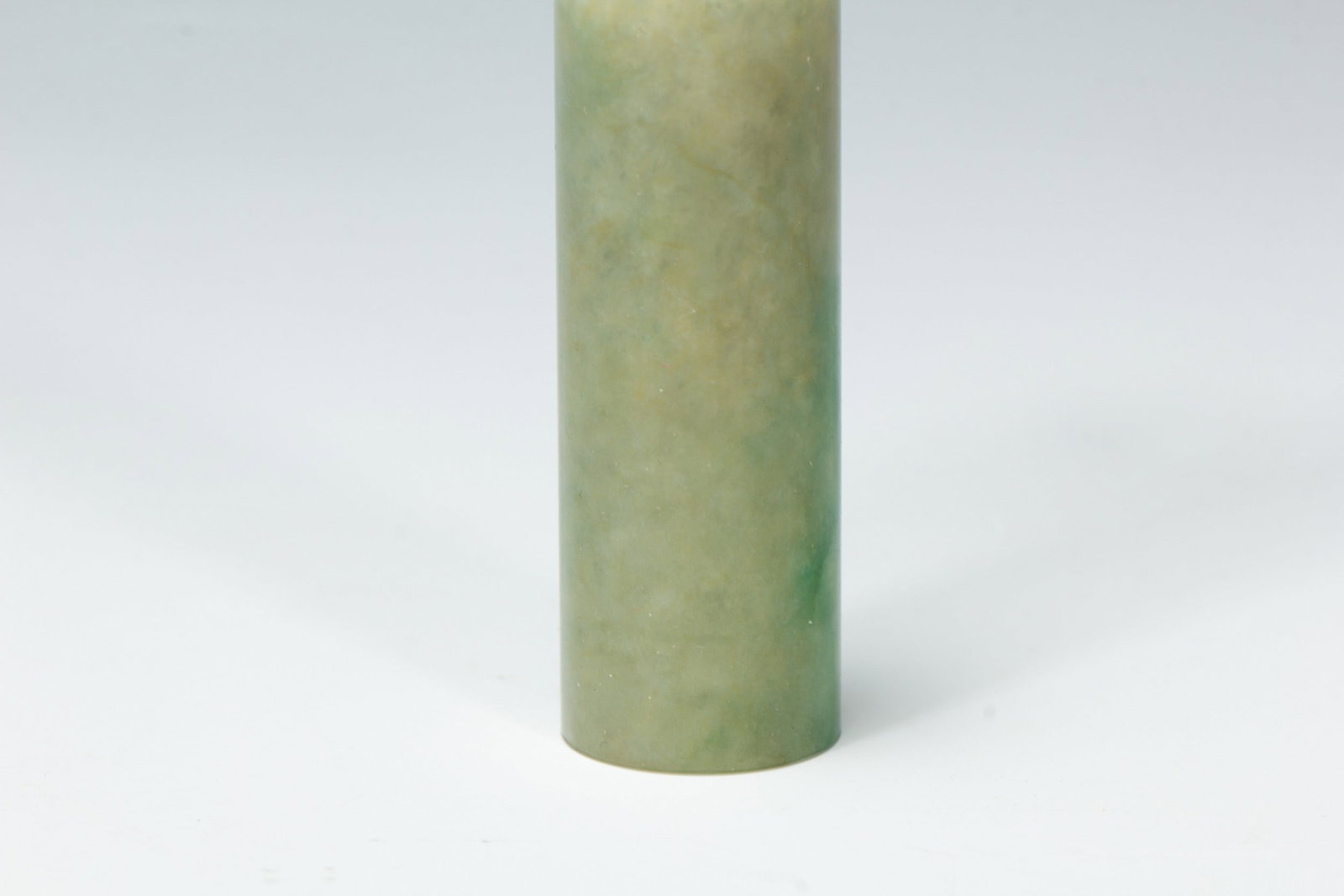 A JADE CIGARETTE HOLDER - 7
