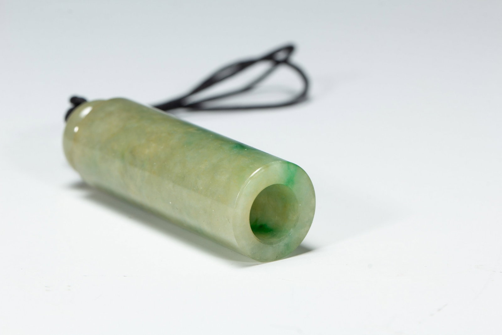 A JADE CIGARETTE HOLDER - 8