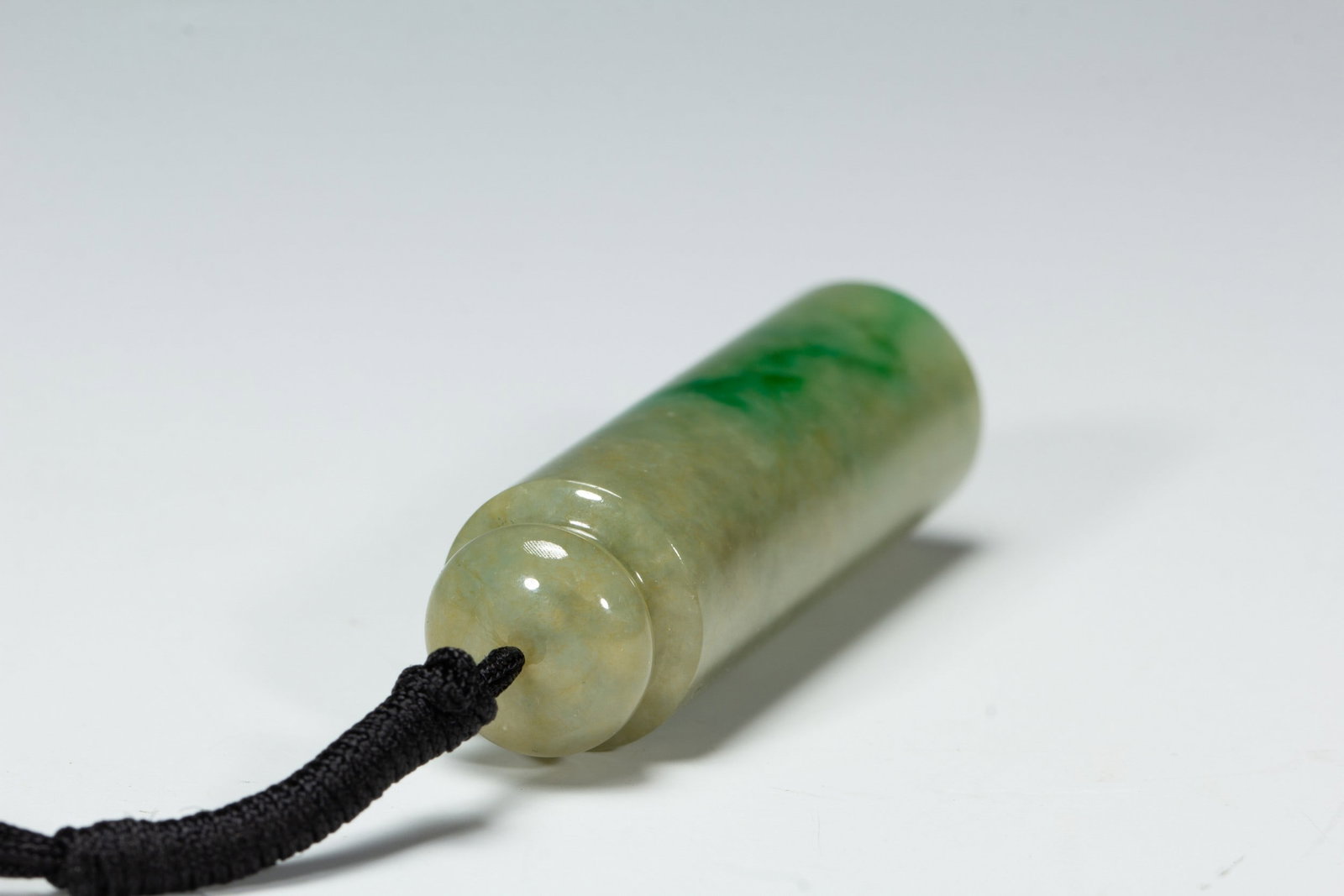 A JADE CIGARETTE HOLDER - 9