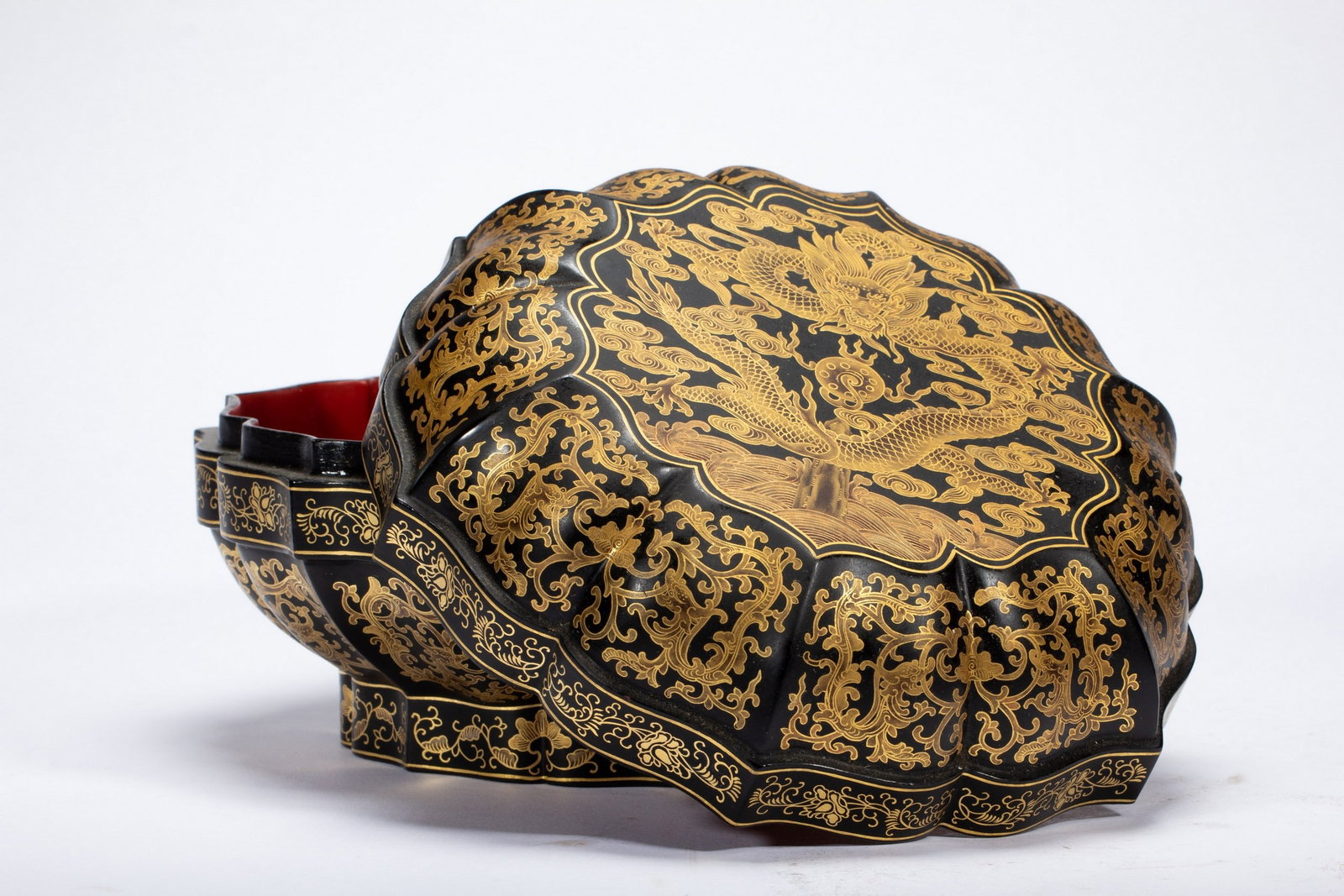 A LACQUERED GOLDEN DRAGON PATTERNED BOX - 2