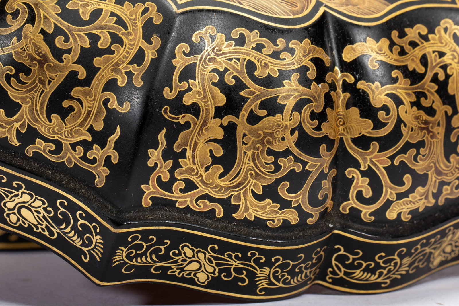 A LACQUERED GOLDEN DRAGON PATTERNED BOX - 4