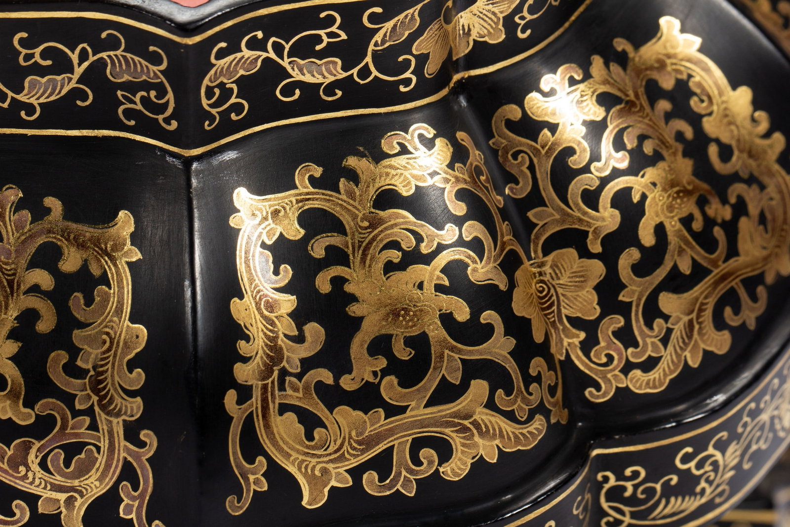 A LACQUERED GOLDEN DRAGON PATTERNED BOX - 6