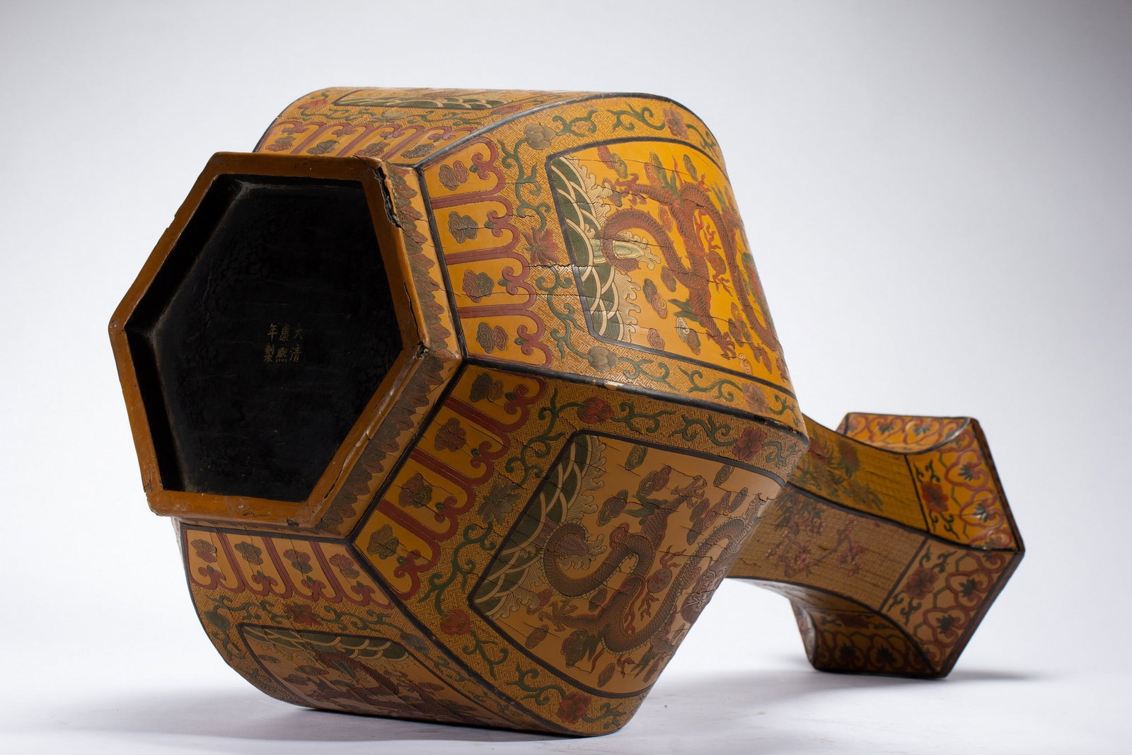 A LACQUER CARVED DRAGON PATTERNED BOTTLE - 9