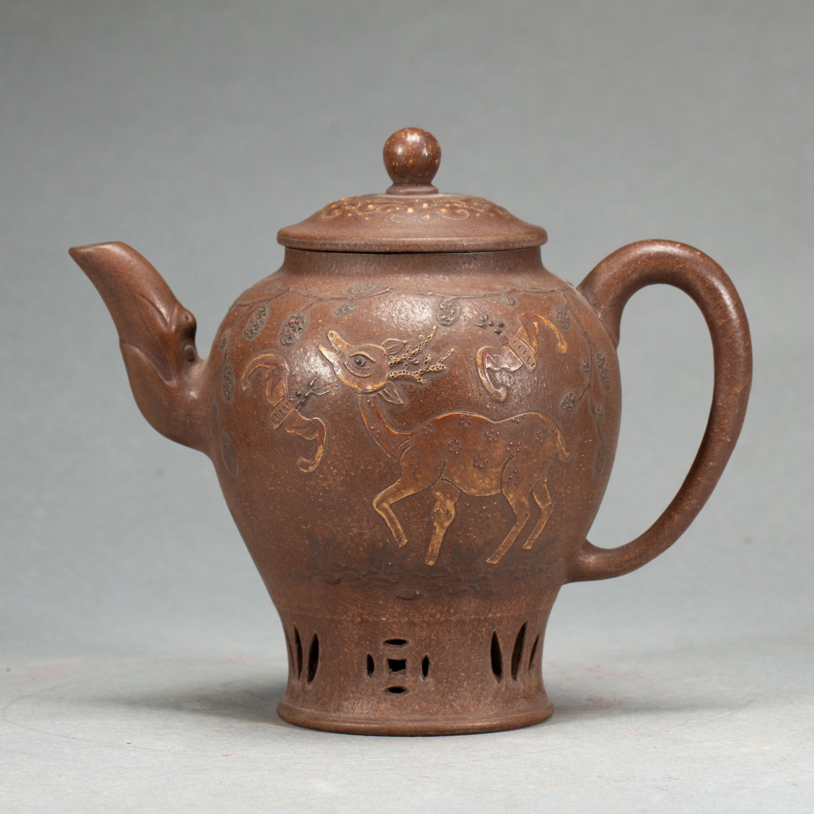 A ZISHA TEAPOT: 紫砂壶 A zisha teapot Ht.15cm