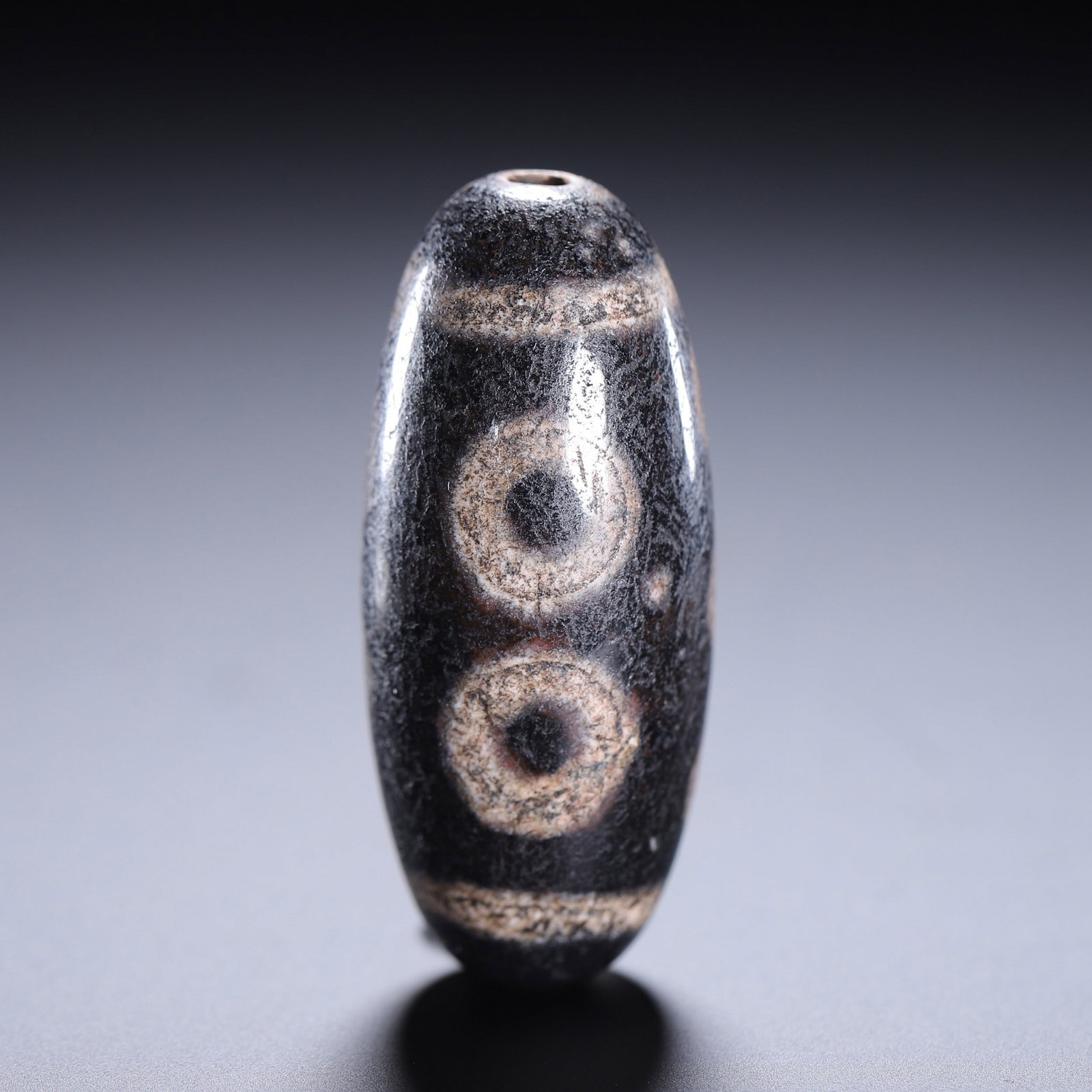 A DZI BEAD: 清 天珠 A Dzi bead Lg.4.5cm