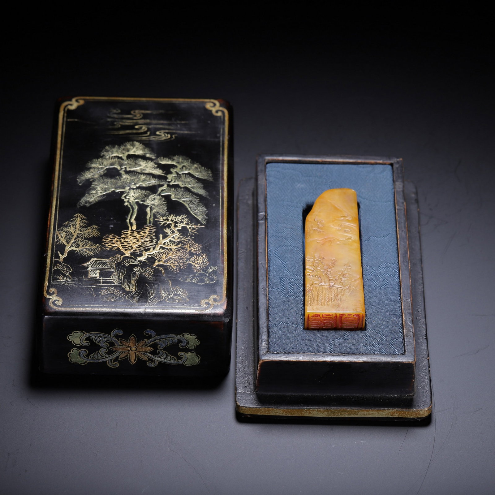 A TIANHUANG SEAL: 田黄印章 A tianhuang seal 2.5×2.5×8cm W.100g