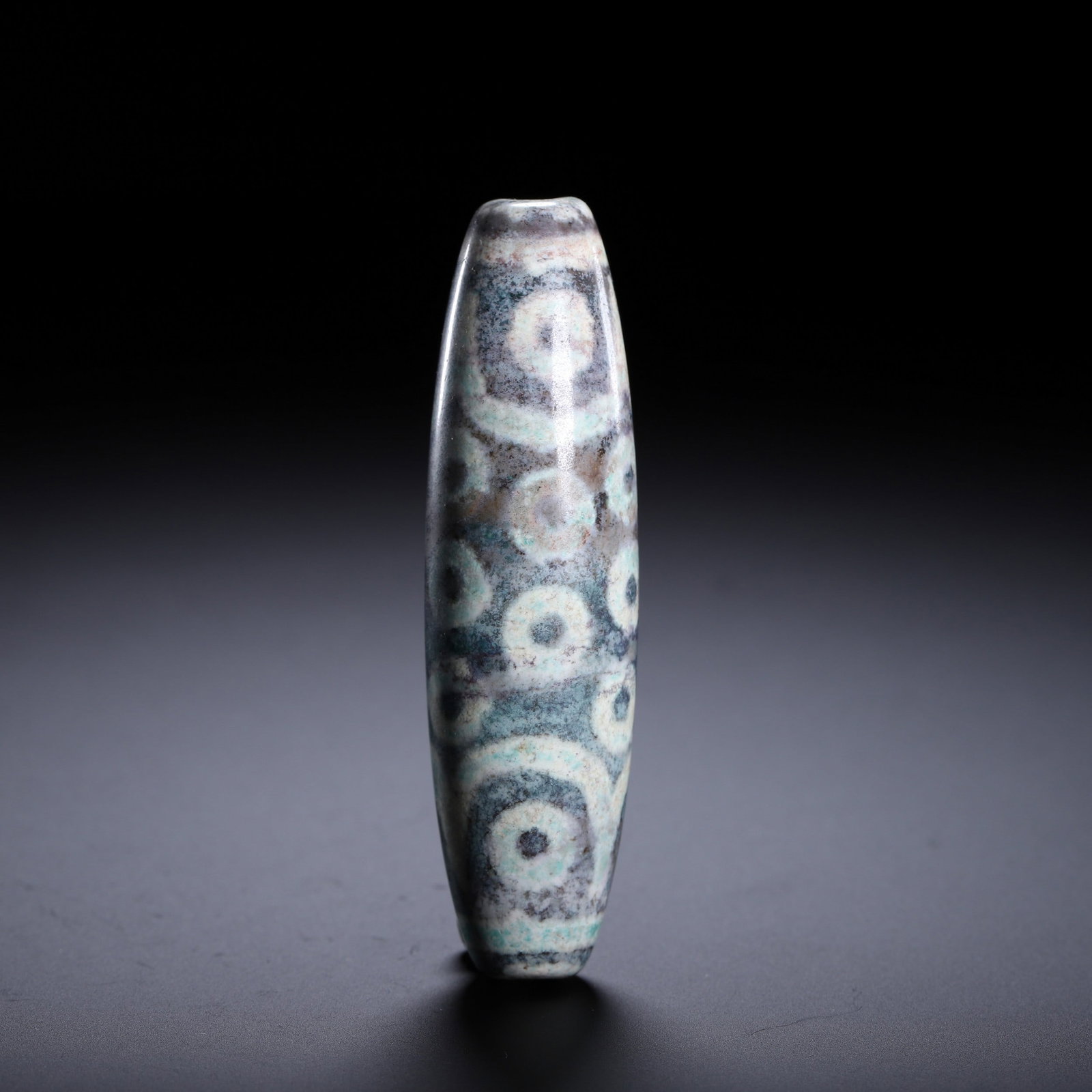 A DZI BEAD: 清 天珠 A Dzi bead Lg.8cm