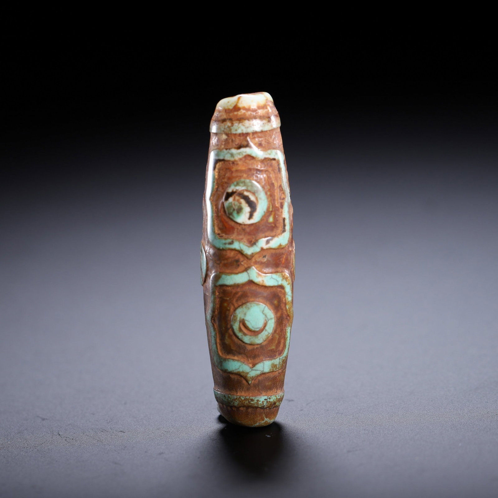 A DZI BEAD: 清 天珠 A Dzi bead Lg.5.5cm