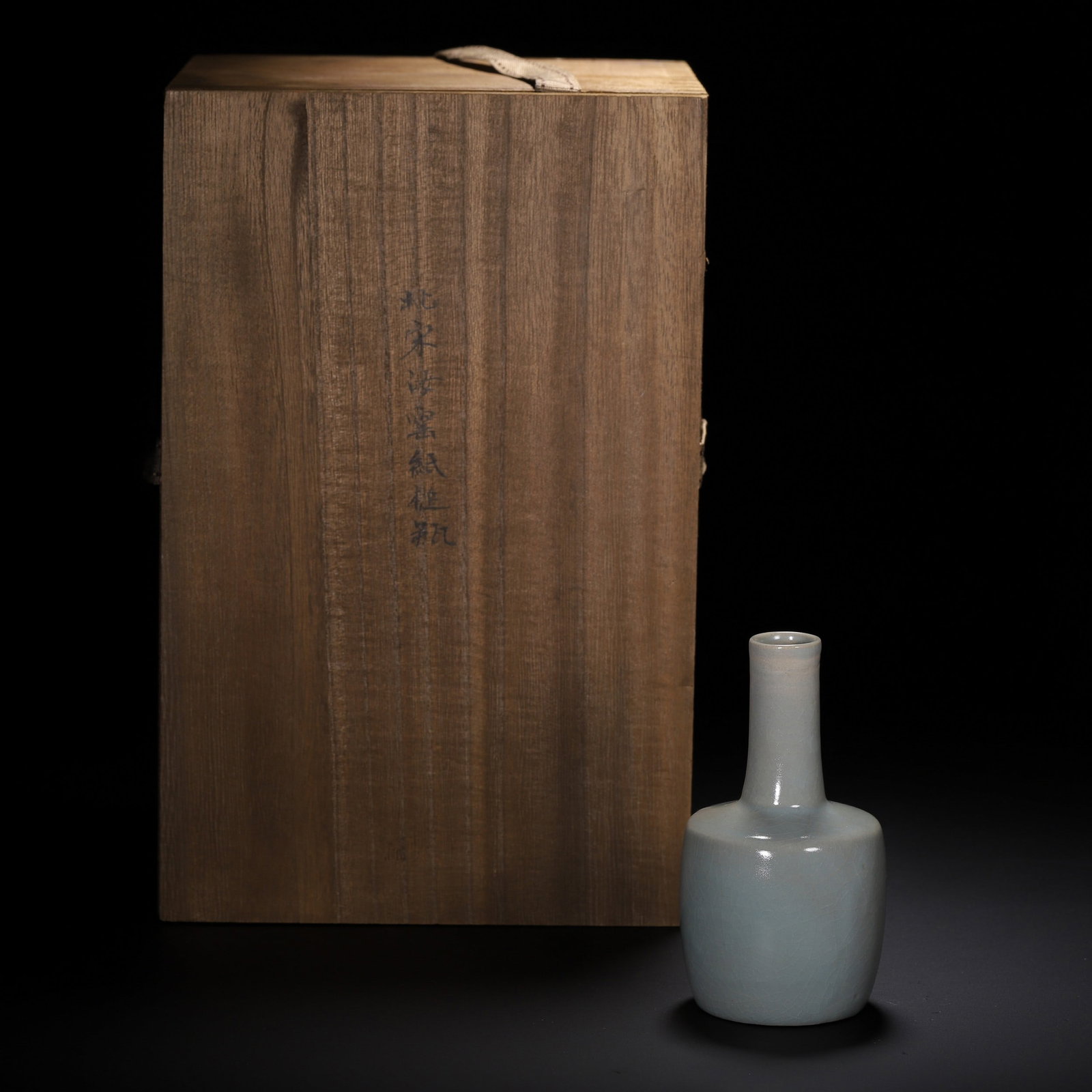A RU VASE: 宋 汝窑瓶 A Ru vase Ht.12cm