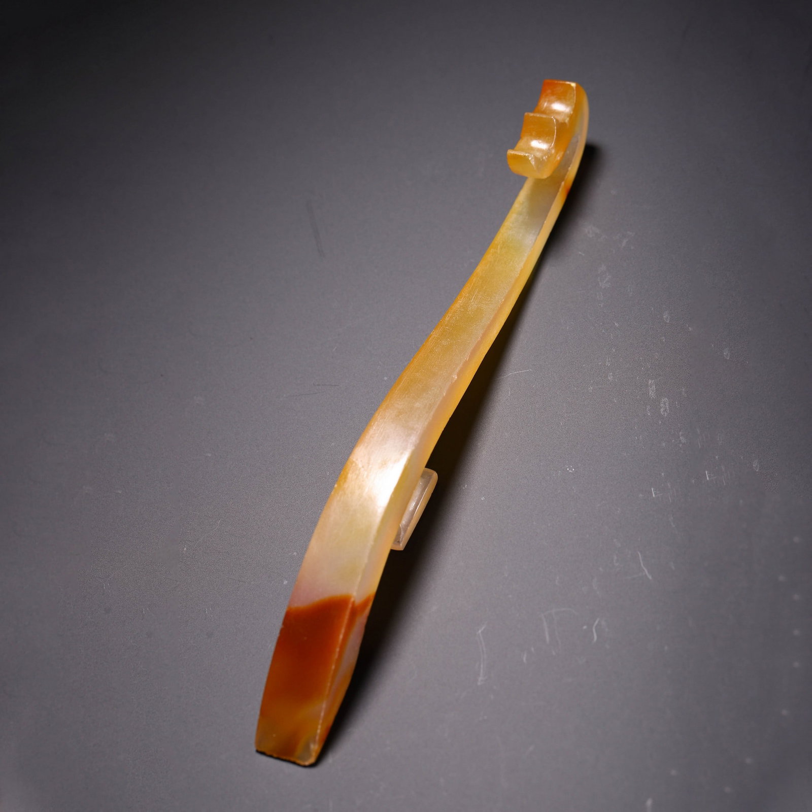 AN AGATE BELT HOOK: 清 玛瑙带钩 An agate belt hook Lg.17.5cm