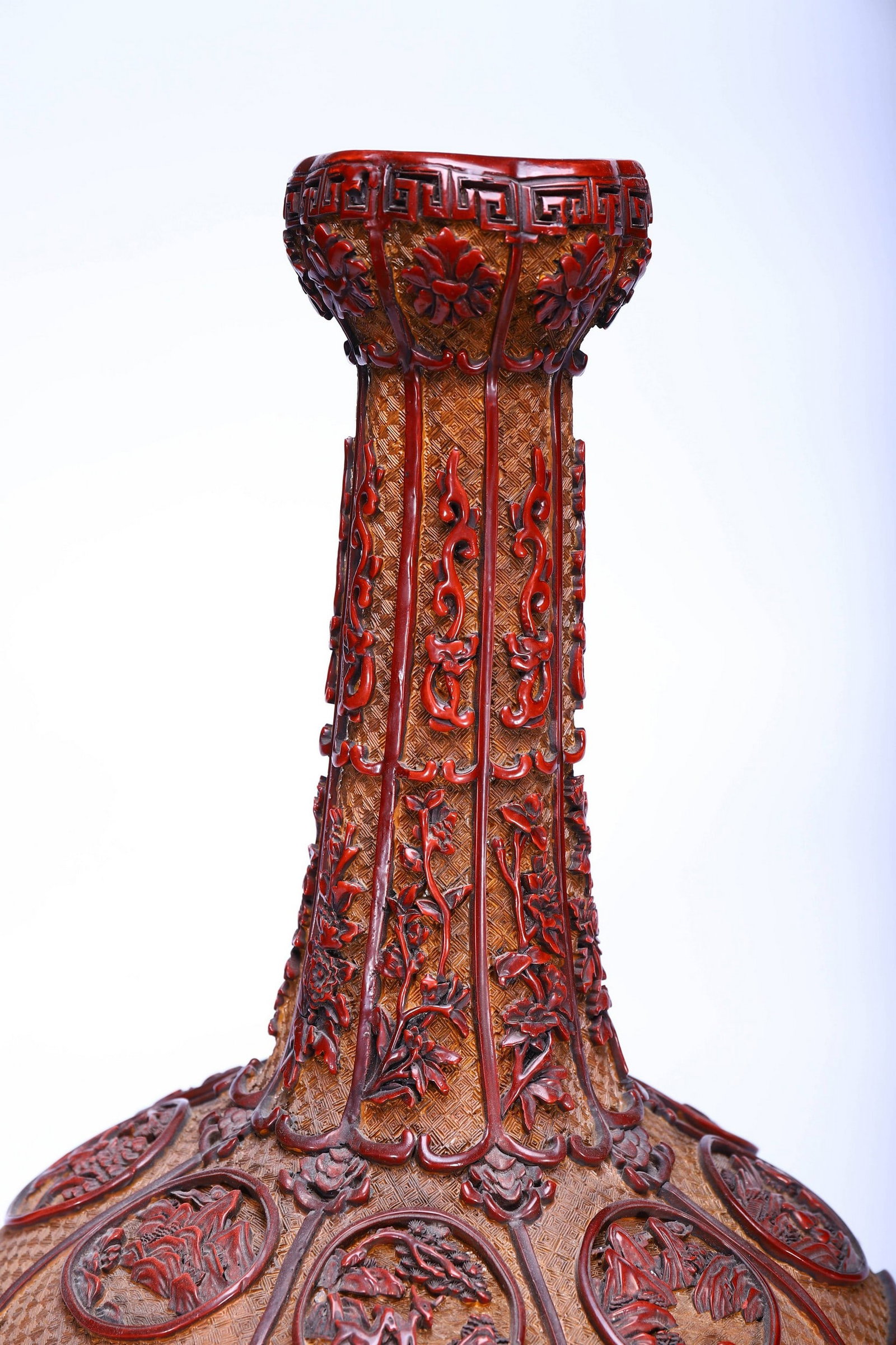 A CARVED LACQUERWARE VASE - 3