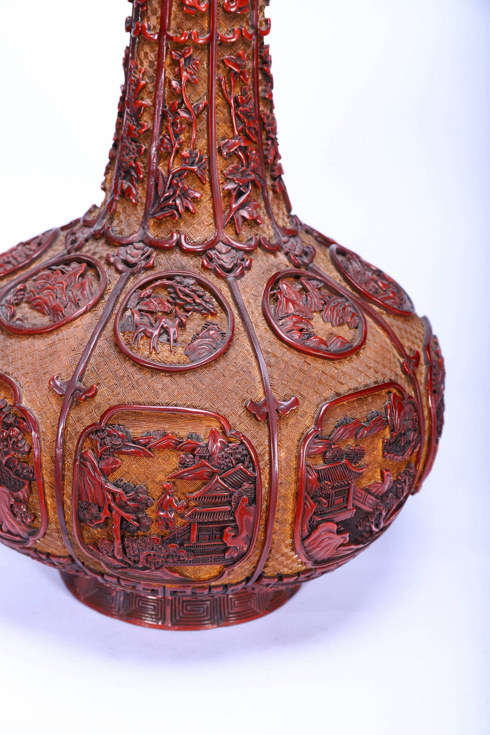A CARVED LACQUERWARE VASE - 4