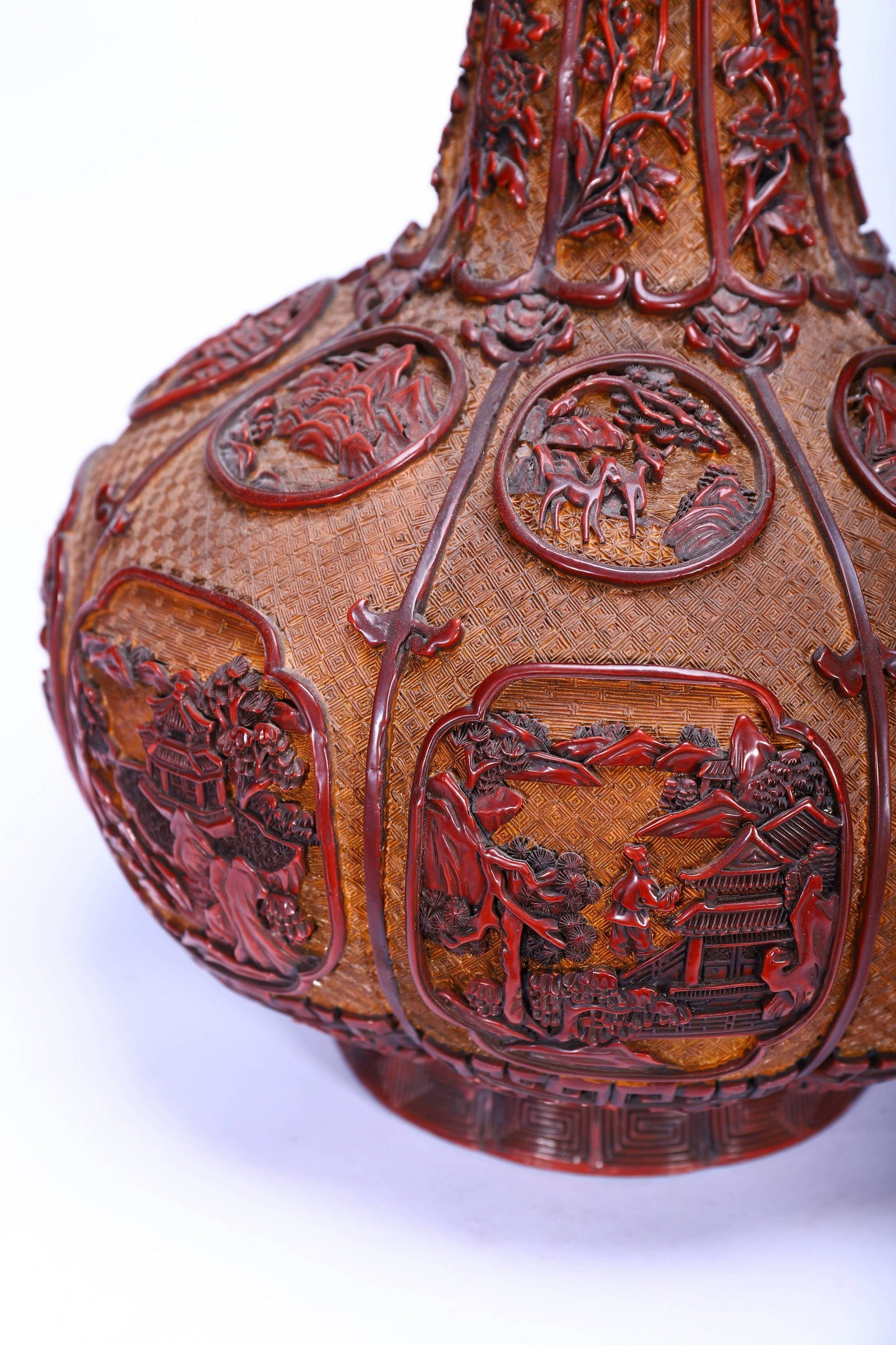 A CARVED LACQUERWARE VASE - 5