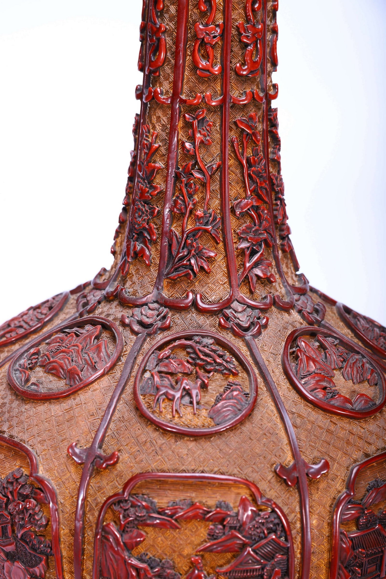 A CARVED LACQUERWARE VASE - 6