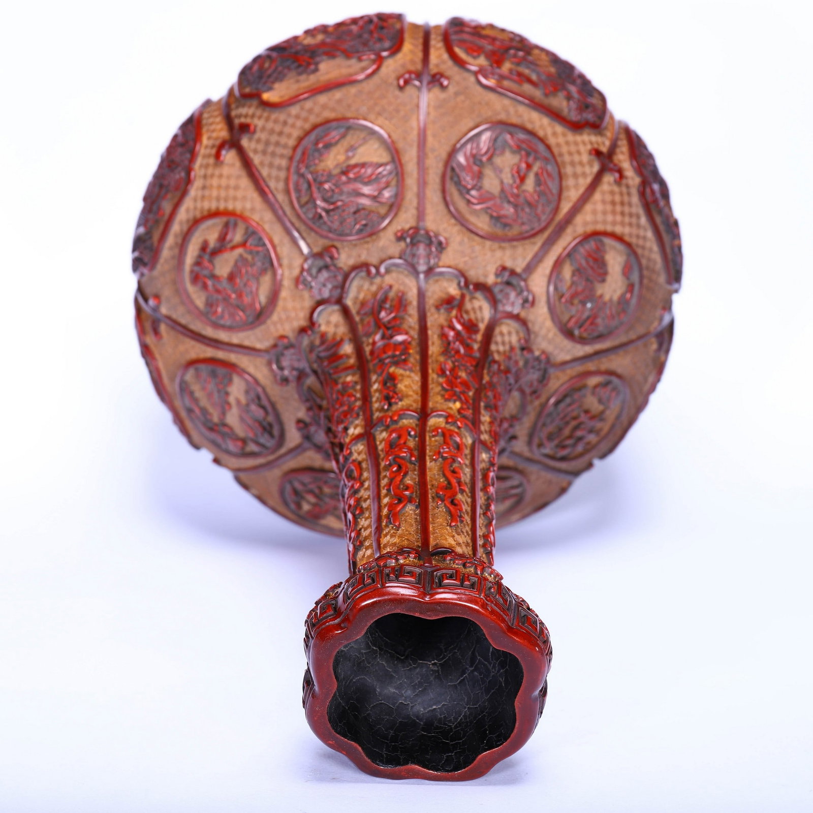 A CARVED LACQUERWARE VASE - 8