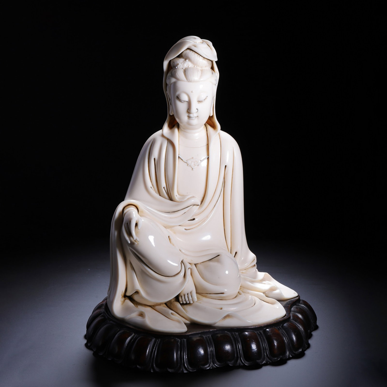 A DEHUA WHITE PORCELAIN BUDDHA STATUE: 清 德化白瓷佛像 A Dehua white porcelain Buddha statue Ht.33cm