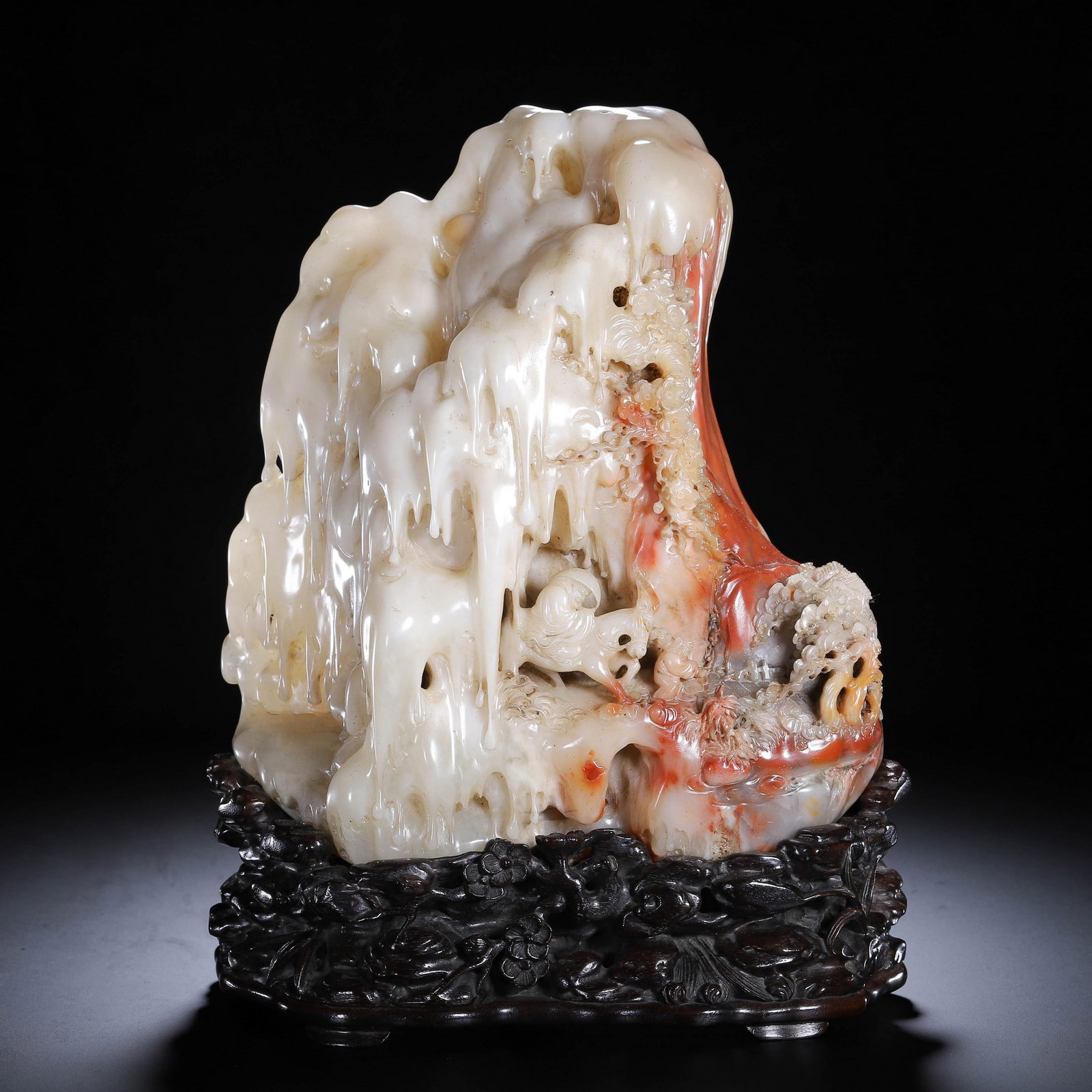 A SHOUSHAN ORNAMENT: 清 寿山石摆件 A shoushan ornament Ht.28cm