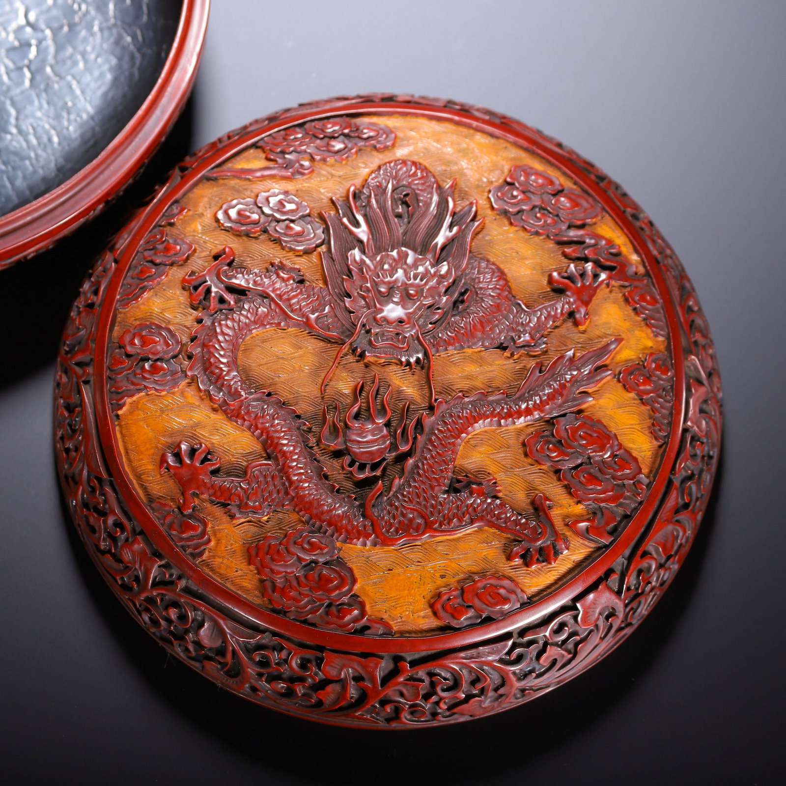 A CARVED LACQUERWARE BOX - 2