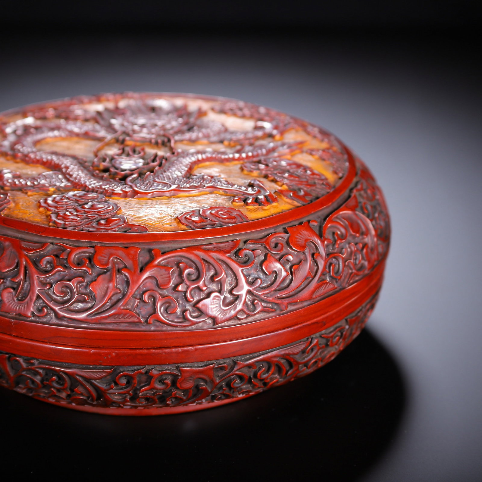 A CARVED LACQUERWARE BOX - 7