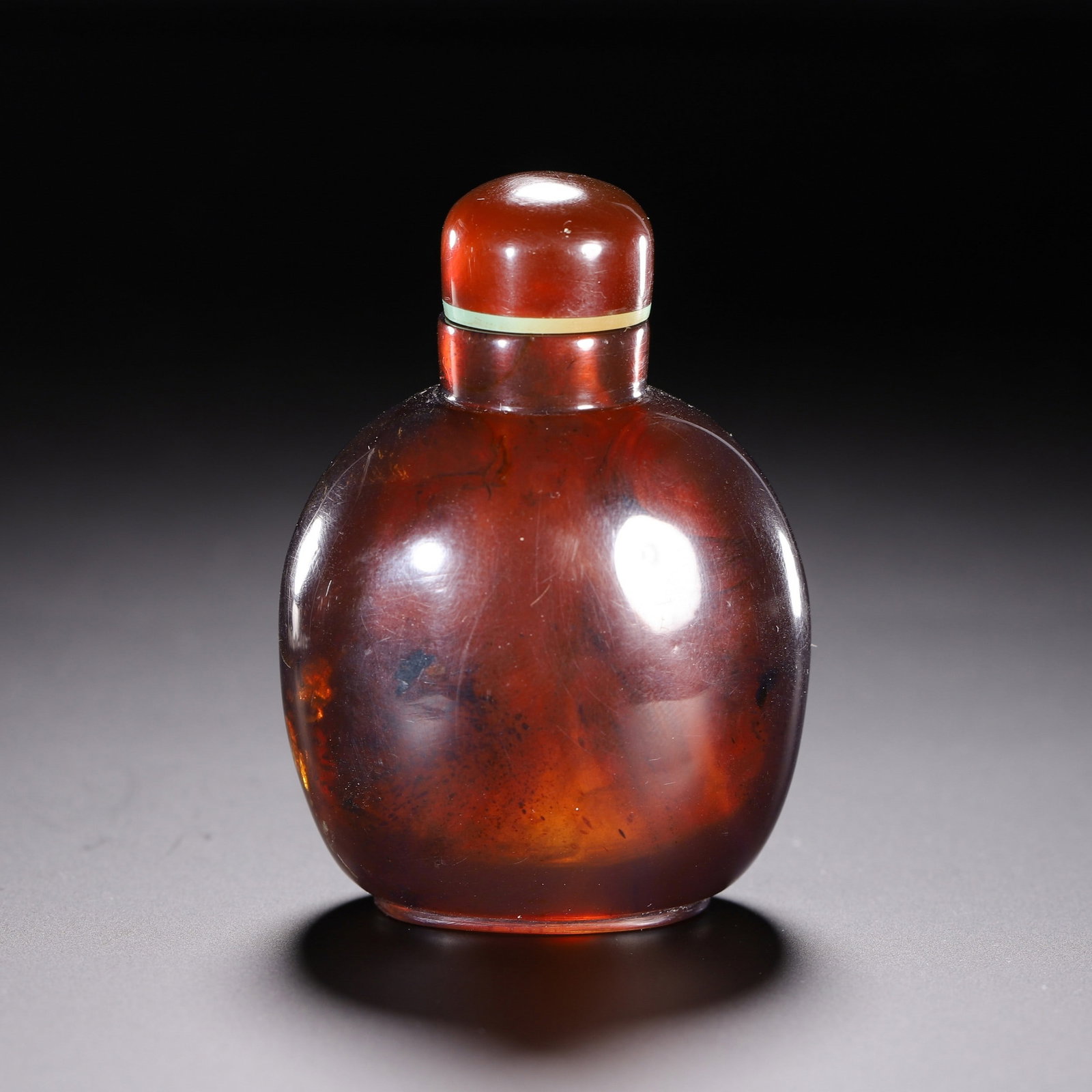 AN AMBER SNUFF BOTTLE: 清 琥珀鼻烟壶 An amber snuff bottle Ht.6.5cm