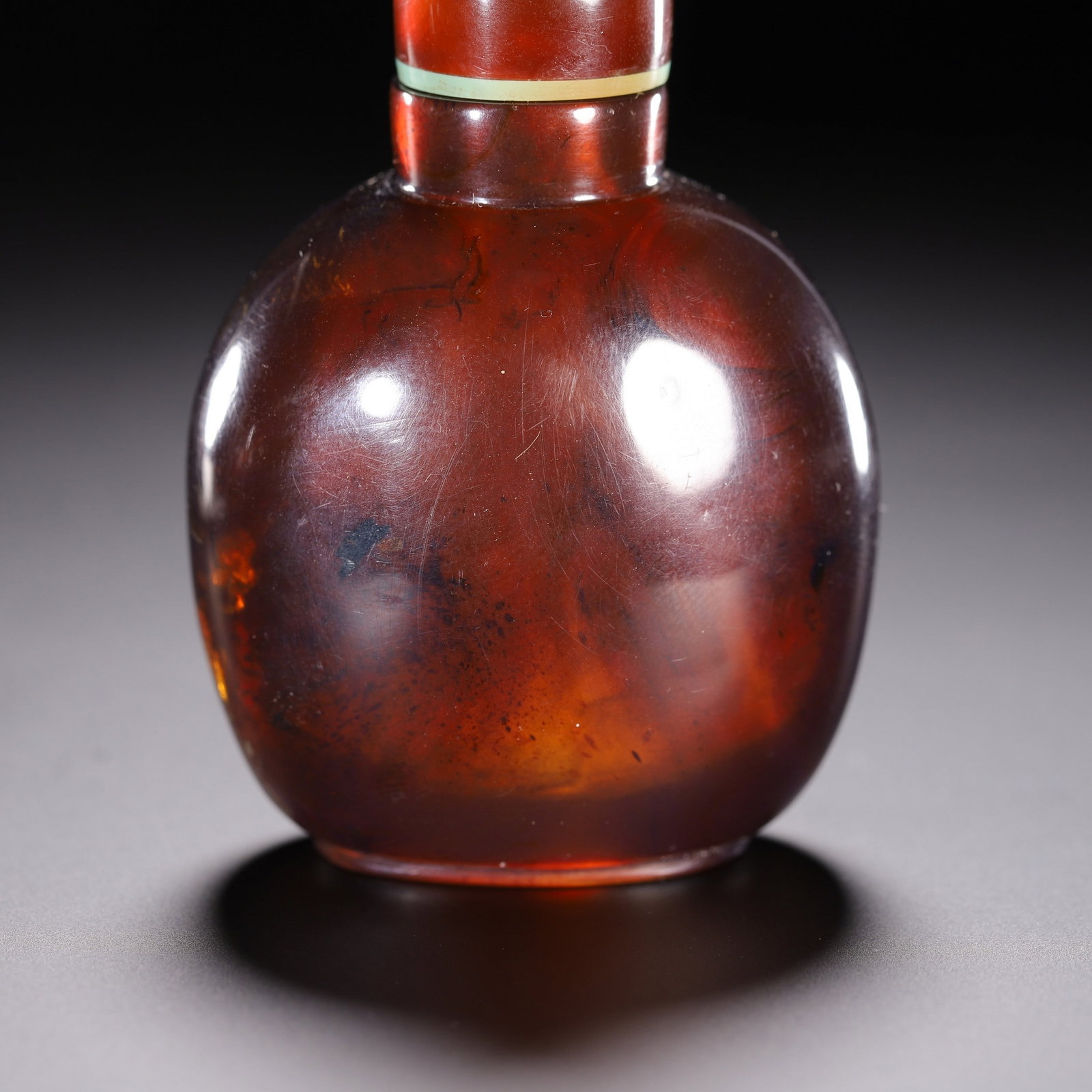 AN AMBER SNUFF BOTTLE - 3