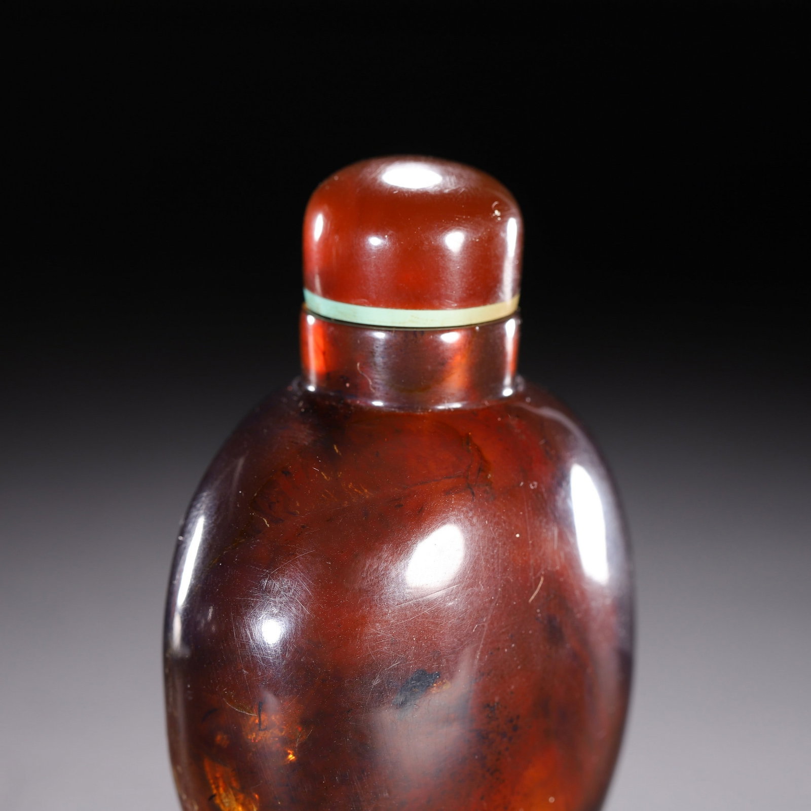 AN AMBER SNUFF BOTTLE - 4