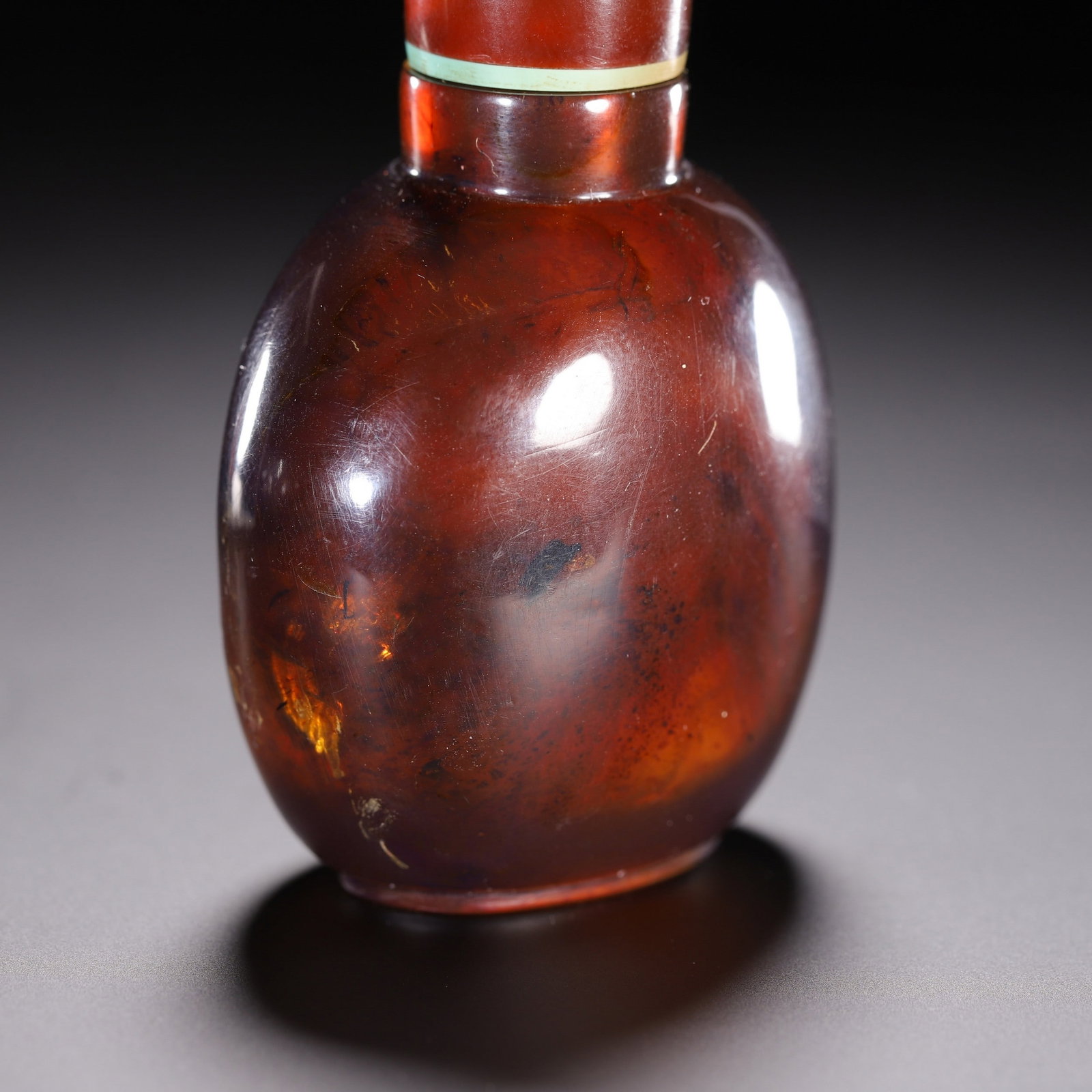 AN AMBER SNUFF BOTTLE - 5