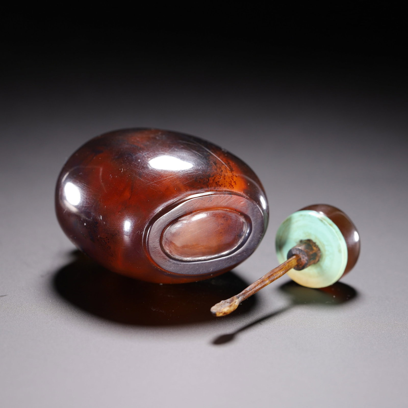 AN AMBER SNUFF BOTTLE - 9
