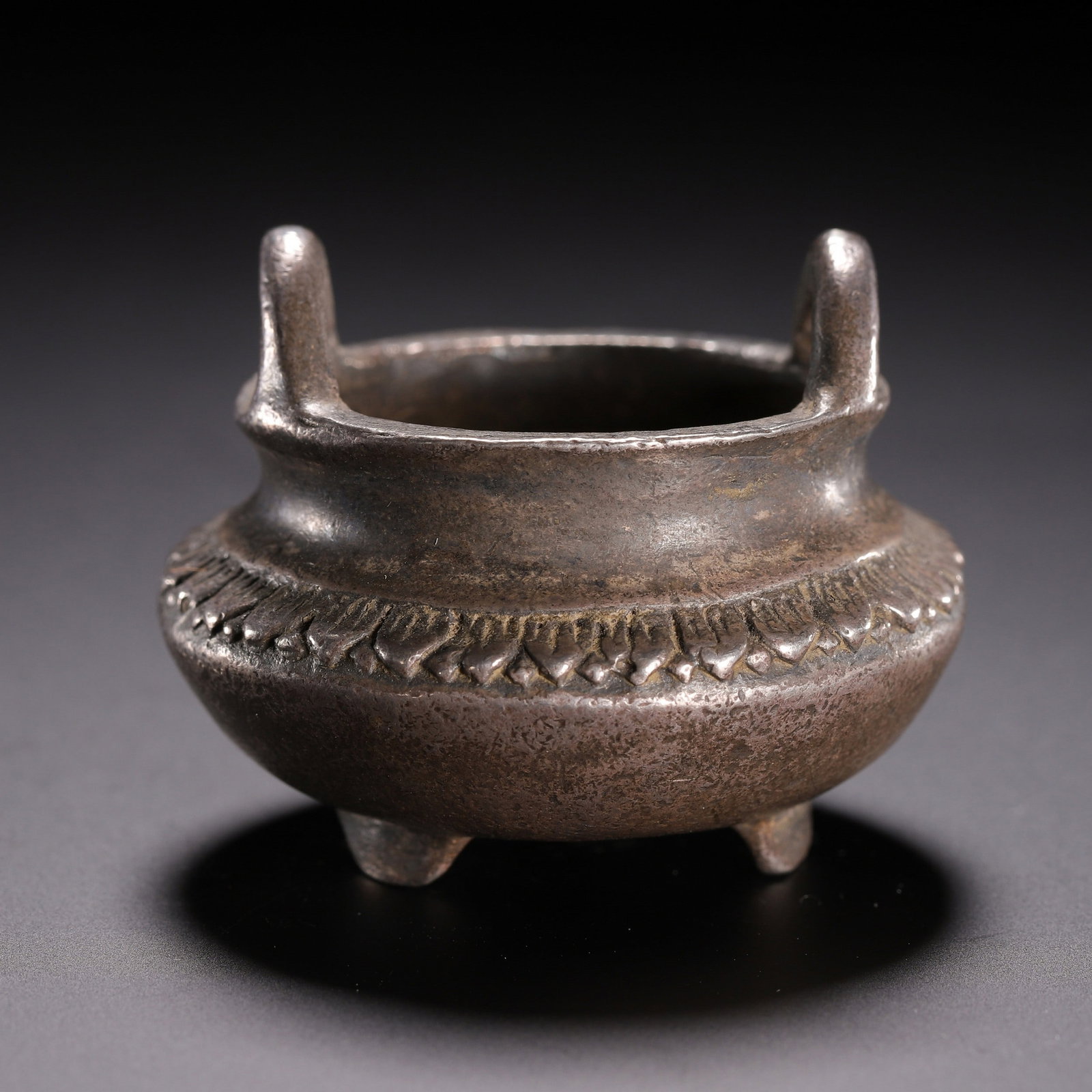 A SILVER INCENSE BURNER: 清 银香炉 A silver incense burner Ht.3.5cm