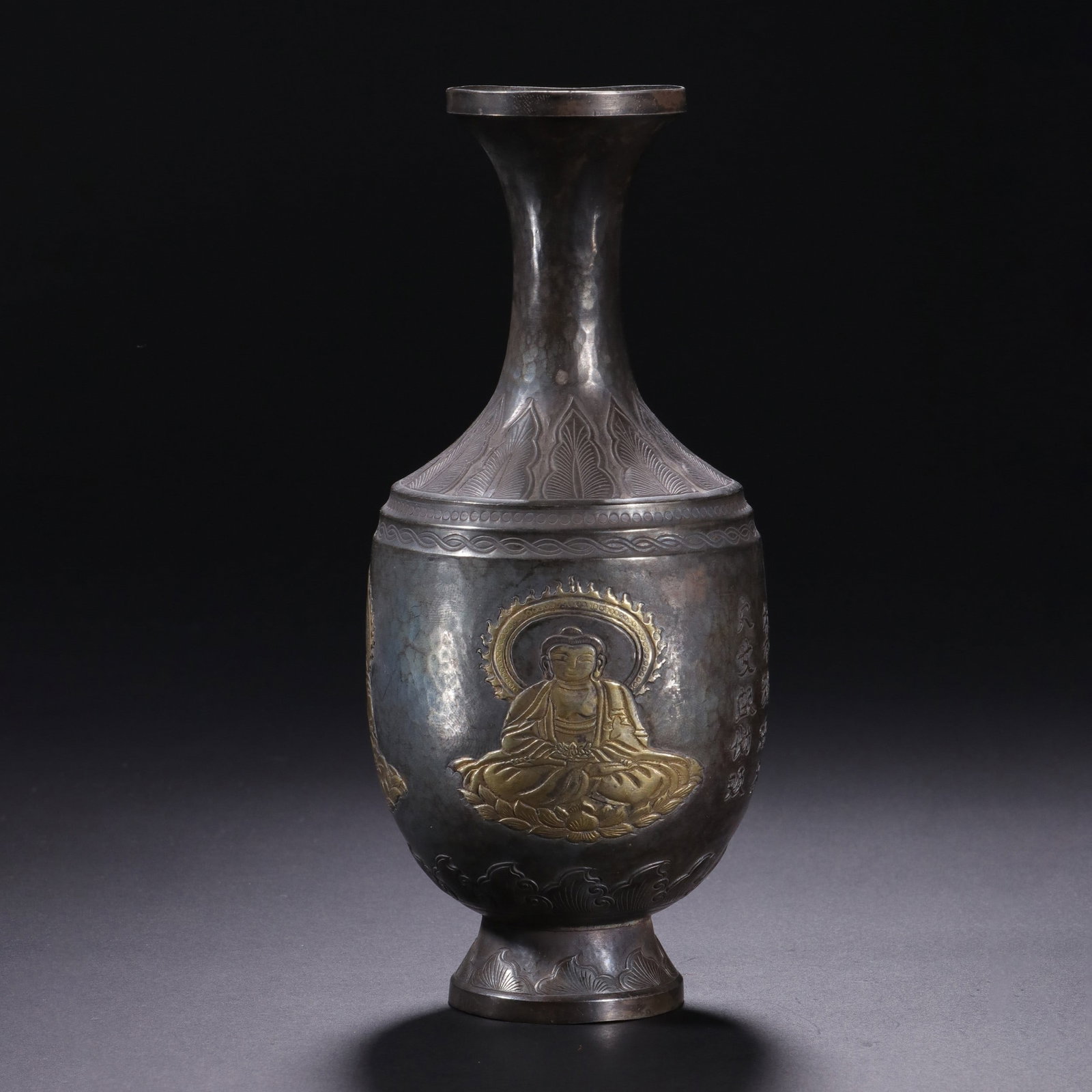 SILVER GILDED VASE: 清 银鎏金瓶 Silver gilded vase Ht.16.2cm