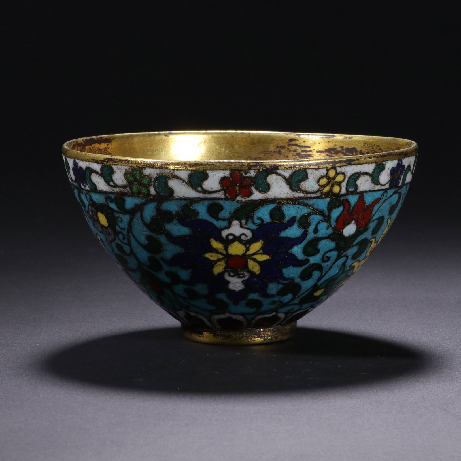 A COPPER GILDED CLOISONNE ? BOWL WITH TWISTED THREADS: 清 铜鎏金掐丝景泰蓝碗 A copper gilded cloisonne é bowl with twisted threads Ht.6cm