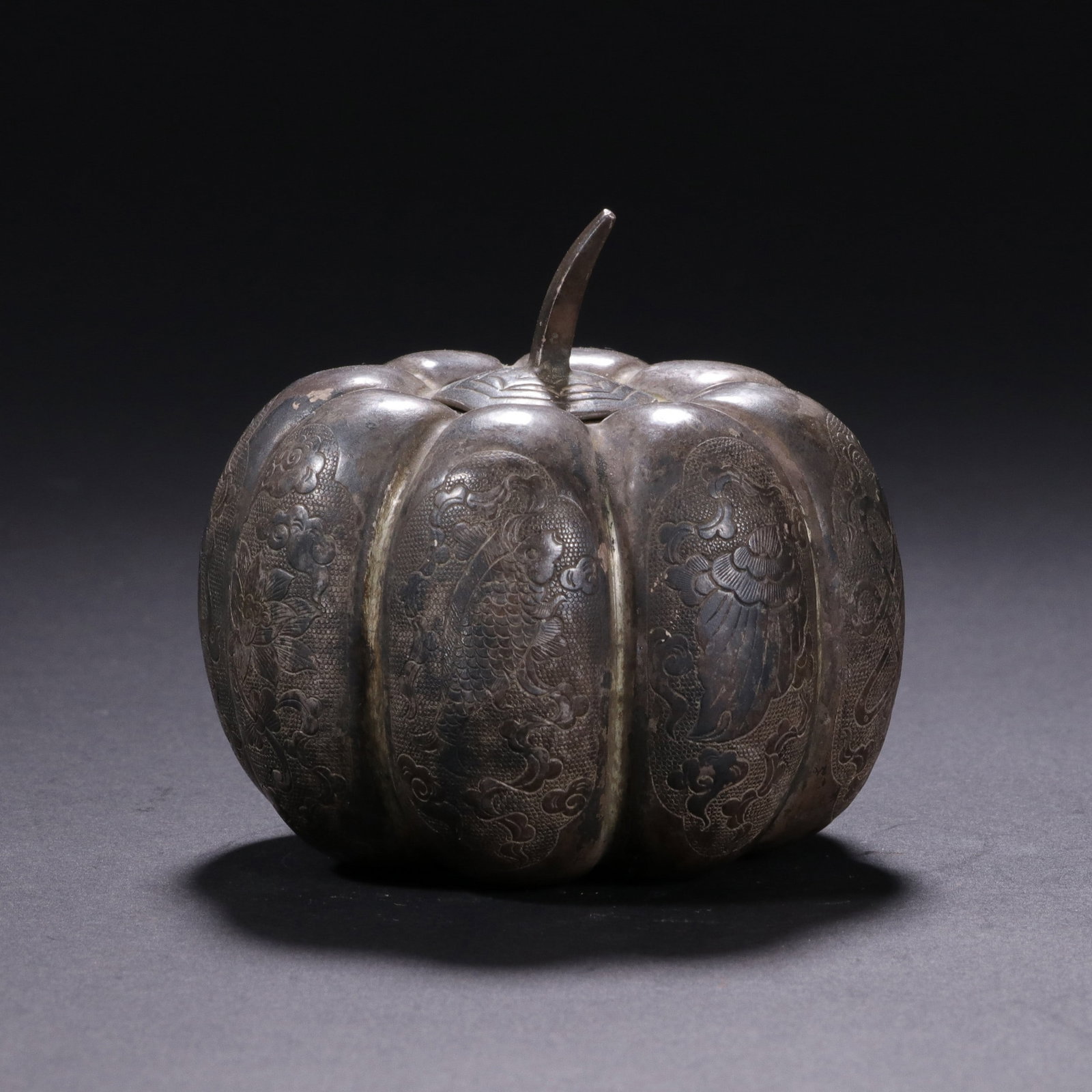 A SILVER BOX: 清 纯银盒 A silver box Ht.6.4cm