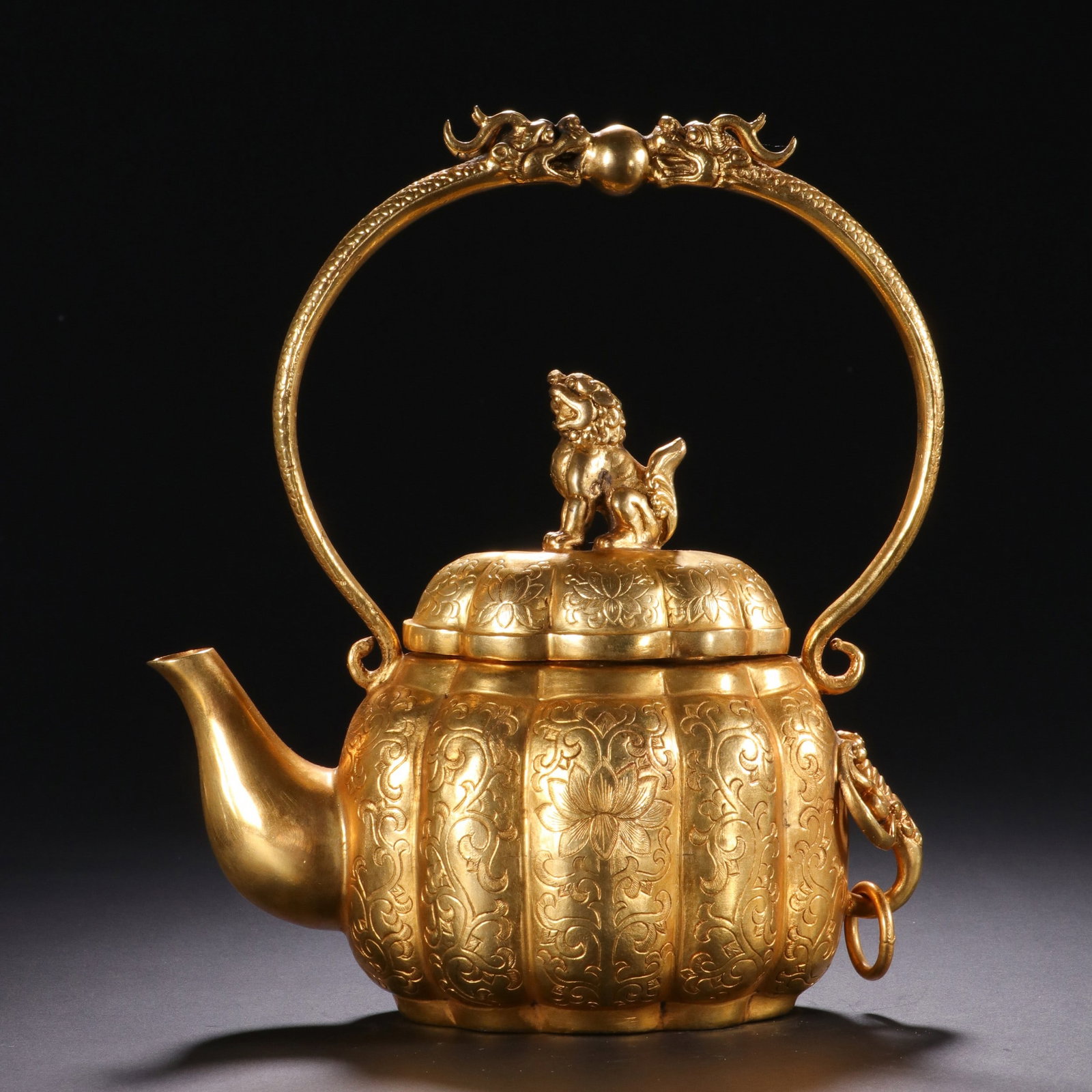A COPPER GILDING EWER: 清 铜鎏金提梁壶 A copper gilding ewer Ht.18.8cm