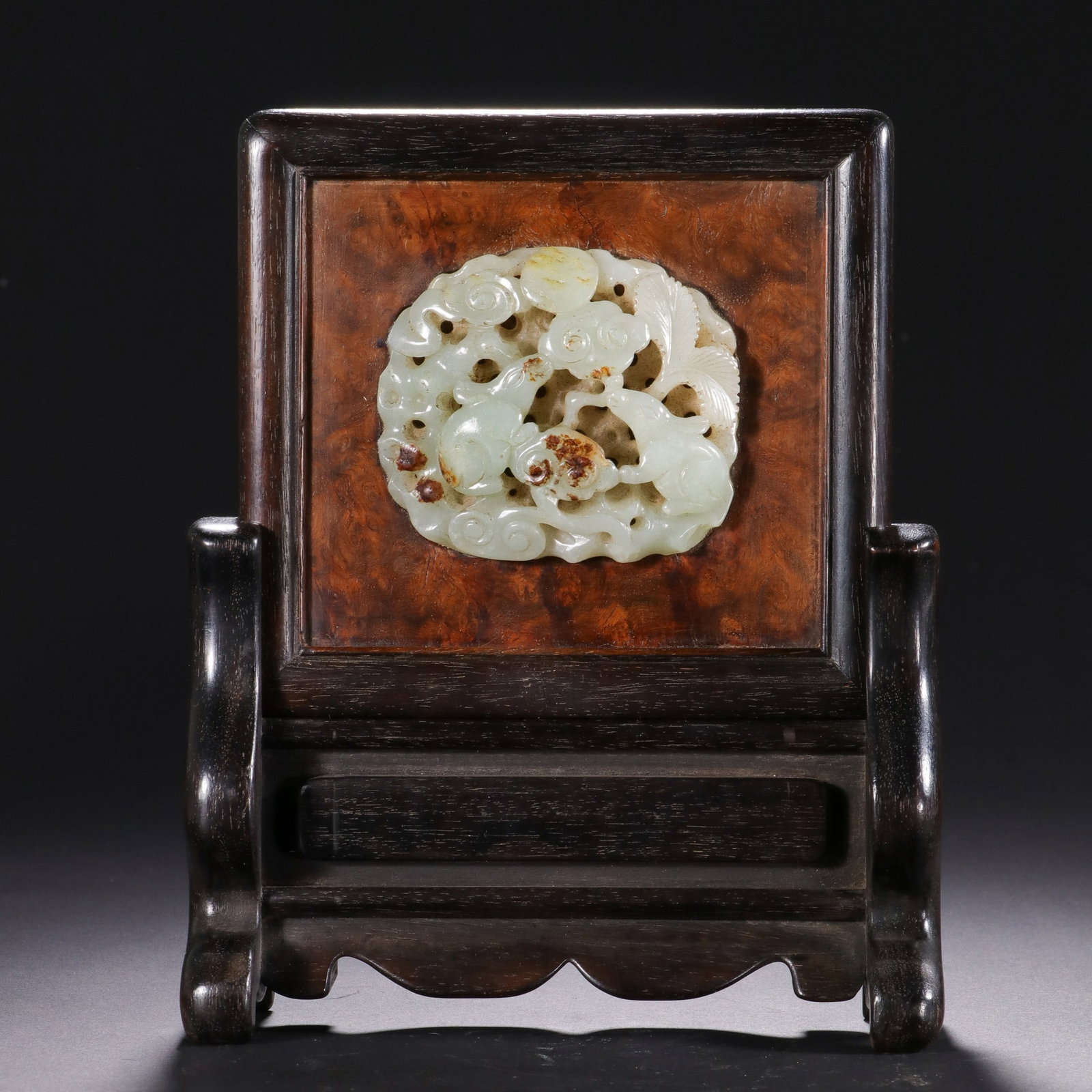 A JADE SCREEN: 清 和田玉插屏 A jade screen Ht.17.2cm