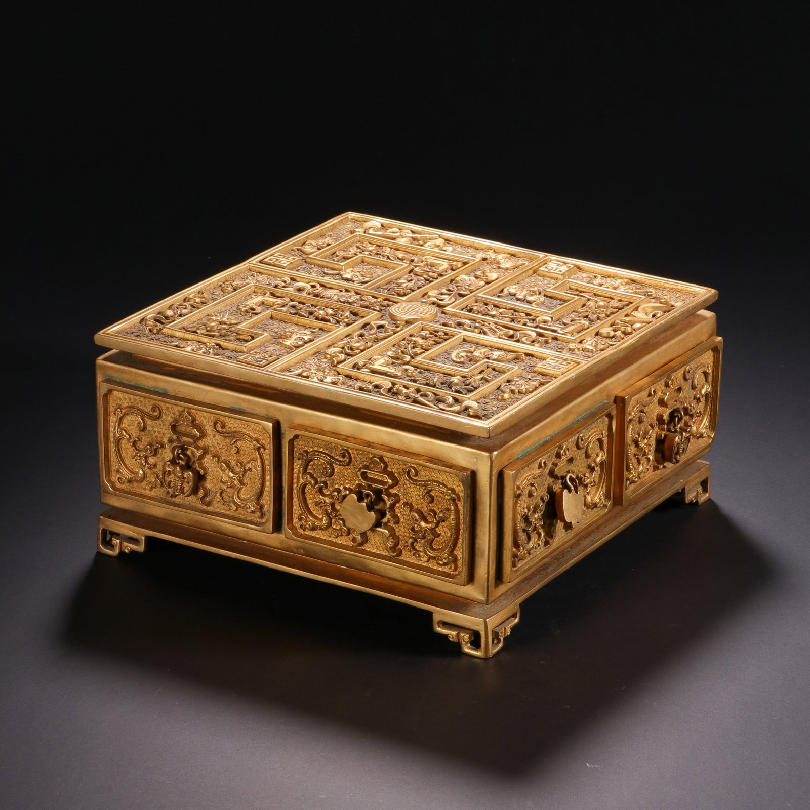 A COPPER GILDING BOX: 清 铜鎏金四方盒 A copper gilding box 19.5×19.5×9.3cm