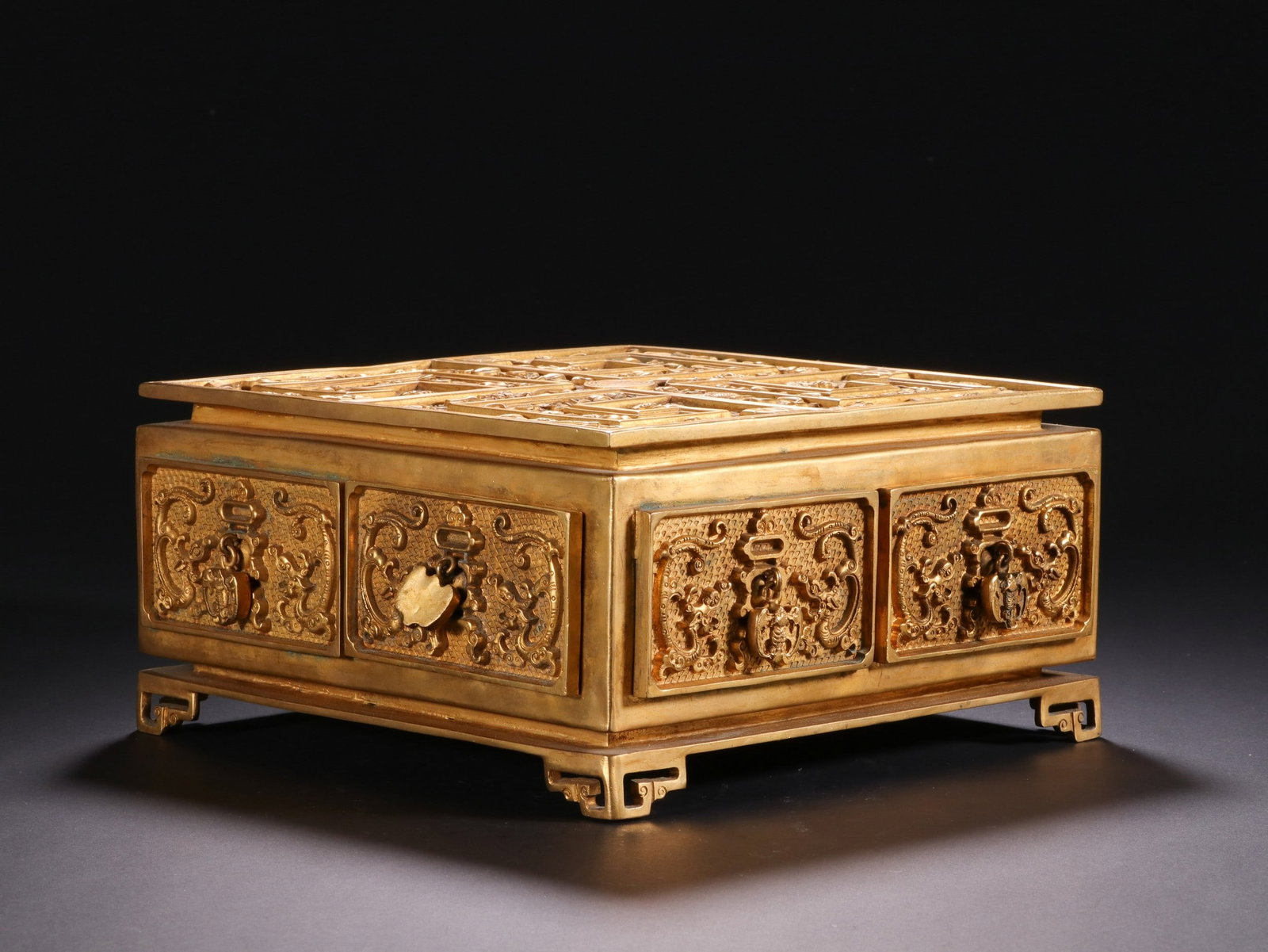 A COPPER GILDING BOX - 6
