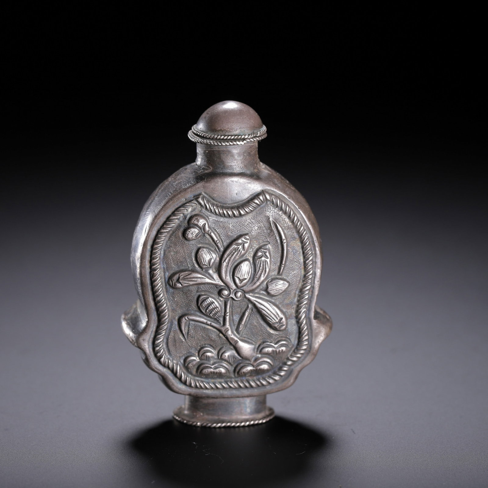 A SILVER FLORAL SNUFF BOTTLE: 清 银花卉纹鼻烟壶 A silver floral snuff bottle Ht.6.5cm