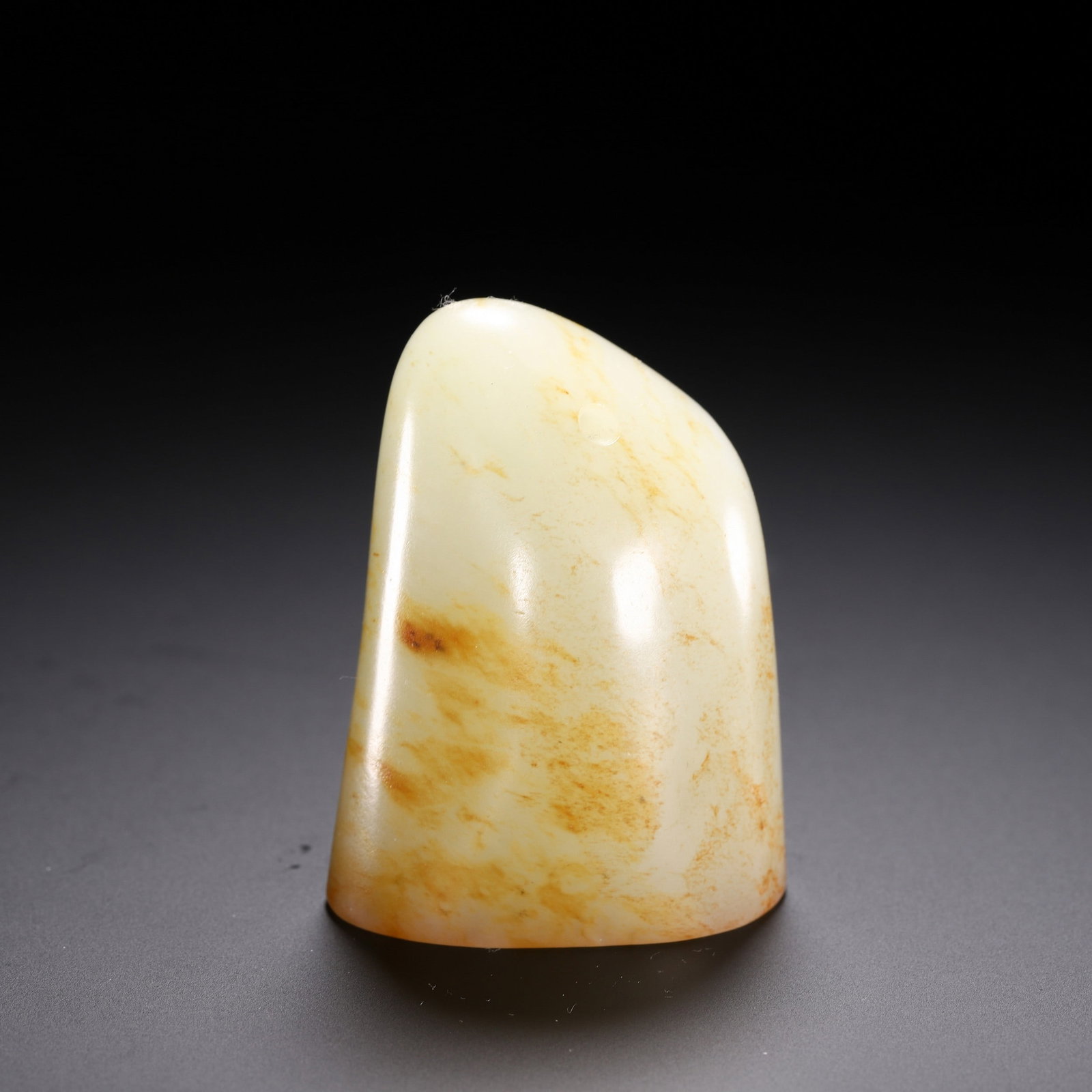 A JADE SEAL: 清 和田玉印章 A jade seal Ht.5.2cm